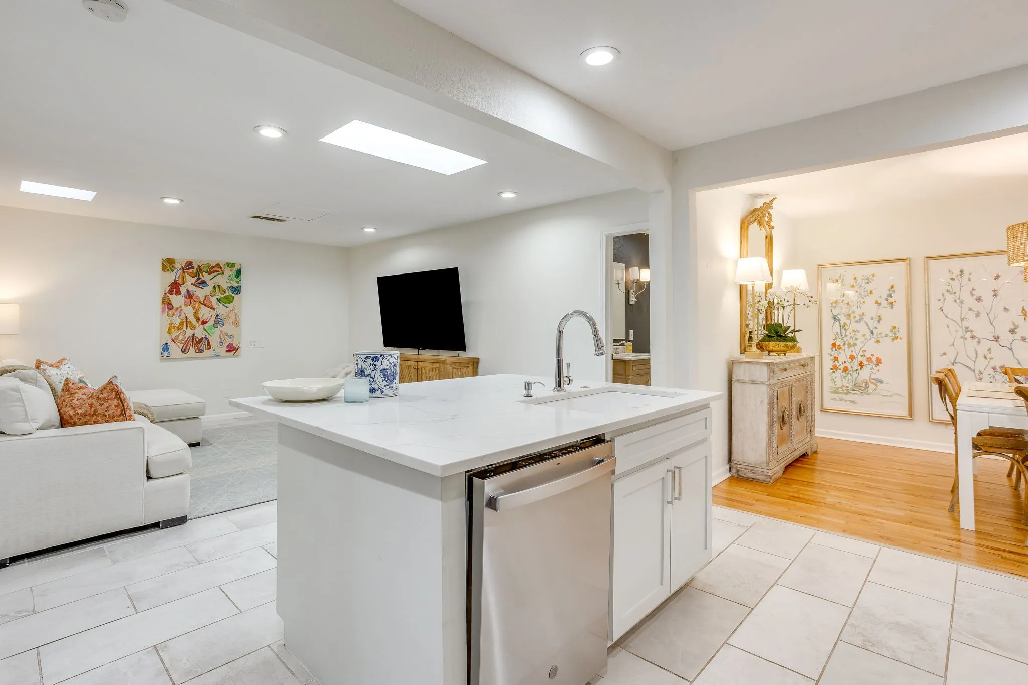 Single Family Residence For Sale in Tarrant County , 2541 Walsh Court, Fort Worth, Texas 76109, 3 Bedroom, 3 Bathroom, Garage spaces, 1,934 Sqft, built in 1948, mls#21367317, Real Estate Agent in Fort Worth, Homes For Sale in Tarrant county, Homes For Sale in Fort Worth, Realtor in Fort Worth Texas, Real Estate Brokerage Independent Realty Texas, Luminita Cordes Realtor