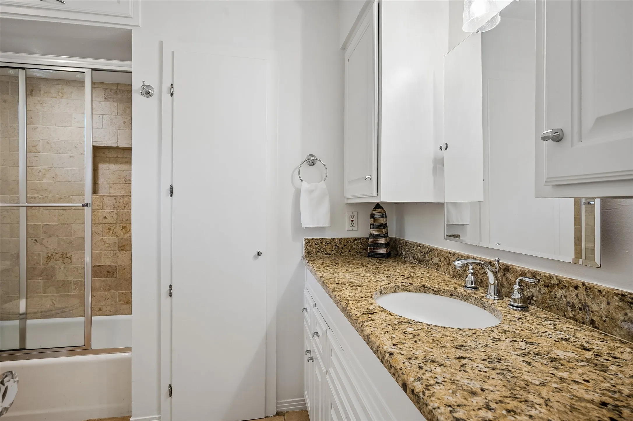 Single Family Residence For Sale in Dallas County , 6236 del Norte Lane, Dallas, Texas 75225, 4 Bedroom, 4 Bathroom, 2 Garage spaces, 3,108 Sqft, built in 1951, mls#21367320, Real Estate Agent in Dallas, Homes For Sale in Dallas county, Homes For Sale in Dallas, Realtor in Dallas Texas, Real Estate Brokerage Independent Realty Texas, Luminita Cordes Realtor