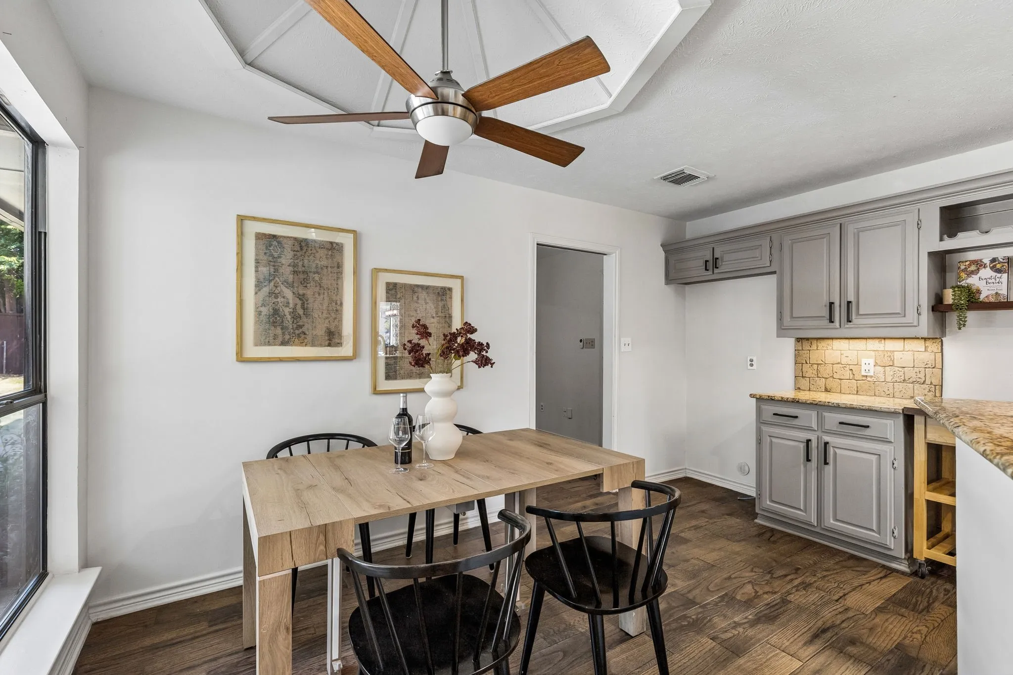 Single Family Residence For Sale in Collin County , 1015 Sandy Creek Drive, Allen, Texas 75002, 4 Bedroom, 3 Bathroom, 2 Garage spaces, 2,220 Sqft, built in 1987, mls#21367126, Real Estate Agent in Allen, Homes For Sale in Collin county, Homes For Sale in Allen, Realtor in Allen Texas, Real Estate Brokerage Independent Realty Texas, Luminita Cordes Realtor