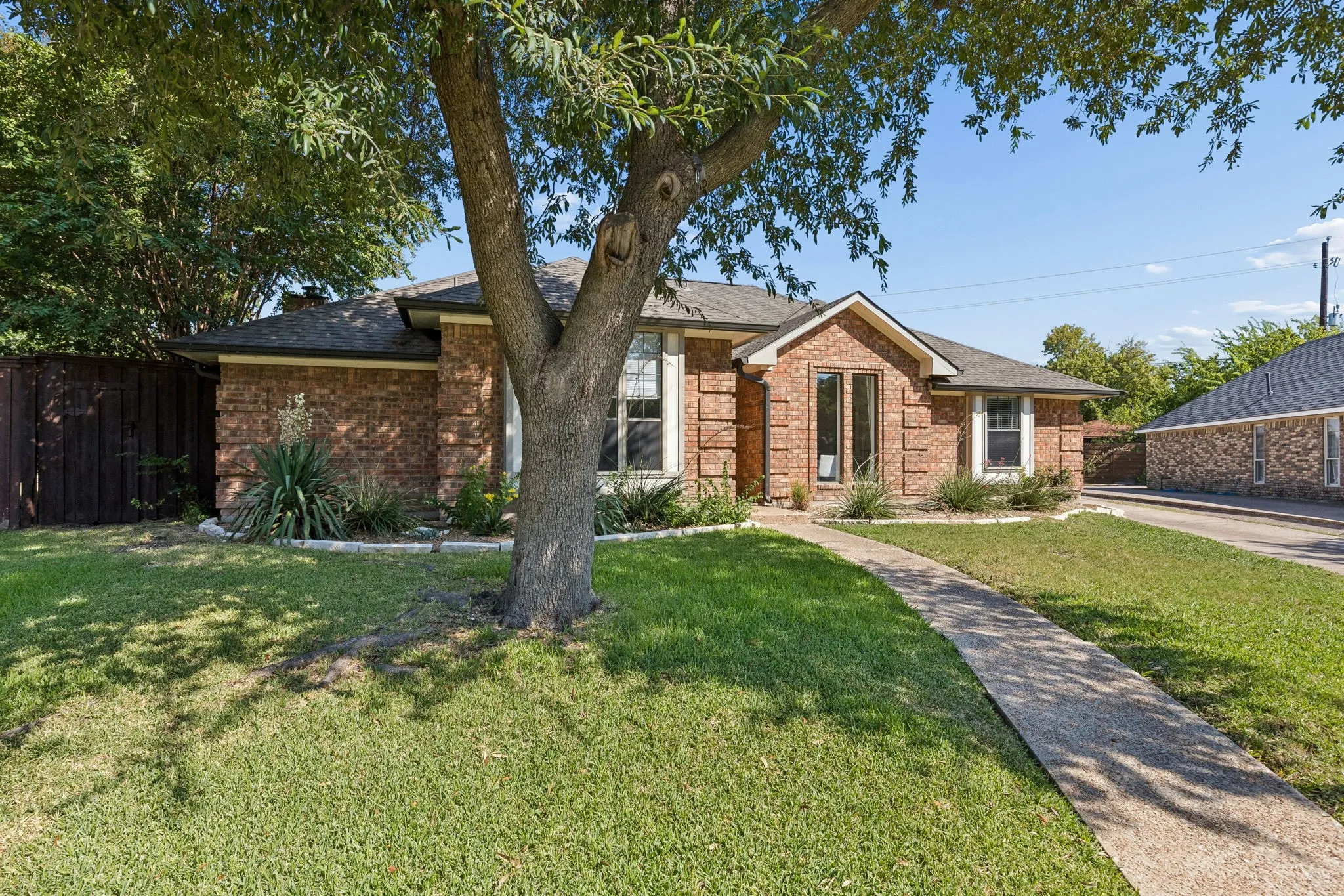 Single Family Residence For Sale in Collin County , 1015 Sandy Creek Drive, Allen, Texas 75002, 4 Bedroom, 3 Bathroom, 2 Garage spaces, 2,220 Sqft, built in 1987, mls#21367126, Real Estate Agent in Allen, Homes For Sale in Collin county, Homes For Sale in Allen, Realtor in Allen Texas, Real Estate Brokerage Independent Realty Texas, Luminita Cordes Realtor