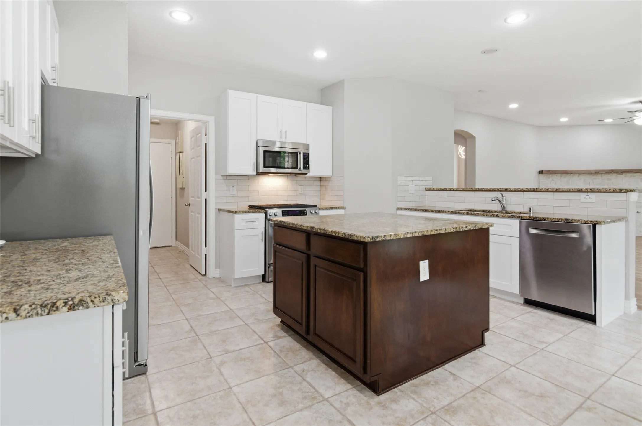 Single Family Residence For Rent in Denton County , 1411 Golf Club Drive, Lantana, Texas 76226, 4 Bedroom, 4 Bathroom, 2 Garage spaces, 2,611 Sqft, built in 2005, mls#21366926, Real Estate Agent in Lantana, Homes For Rent in Denton county, Homes For Rent in Lantana, Realtor in Lantana Texas, Real Estate Brokerage Independent Realty Texas, Luminita Cordes Realtor
