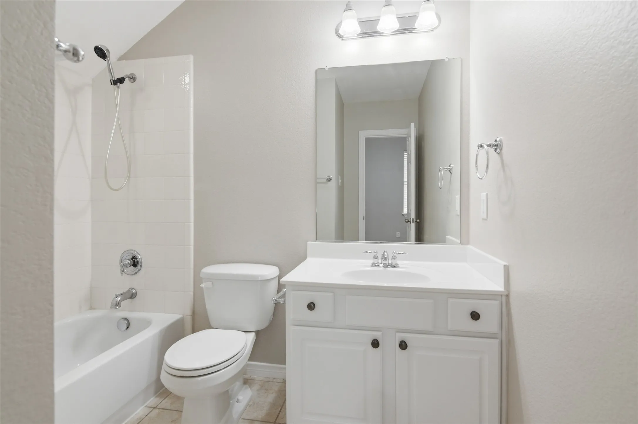Single Family Residence For Rent in Denton County , 1411 Golf Club Drive, Lantana, Texas 76226, 4 Bedroom, 4 Bathroom, 2 Garage spaces, 2,611 Sqft, built in 2005, mls#21366926, Real Estate Agent in Lantana, Homes For Rent in Denton county, Homes For Rent in Lantana, Realtor in Lantana Texas, Real Estate Brokerage Independent Realty Texas, Luminita Cordes Realtor