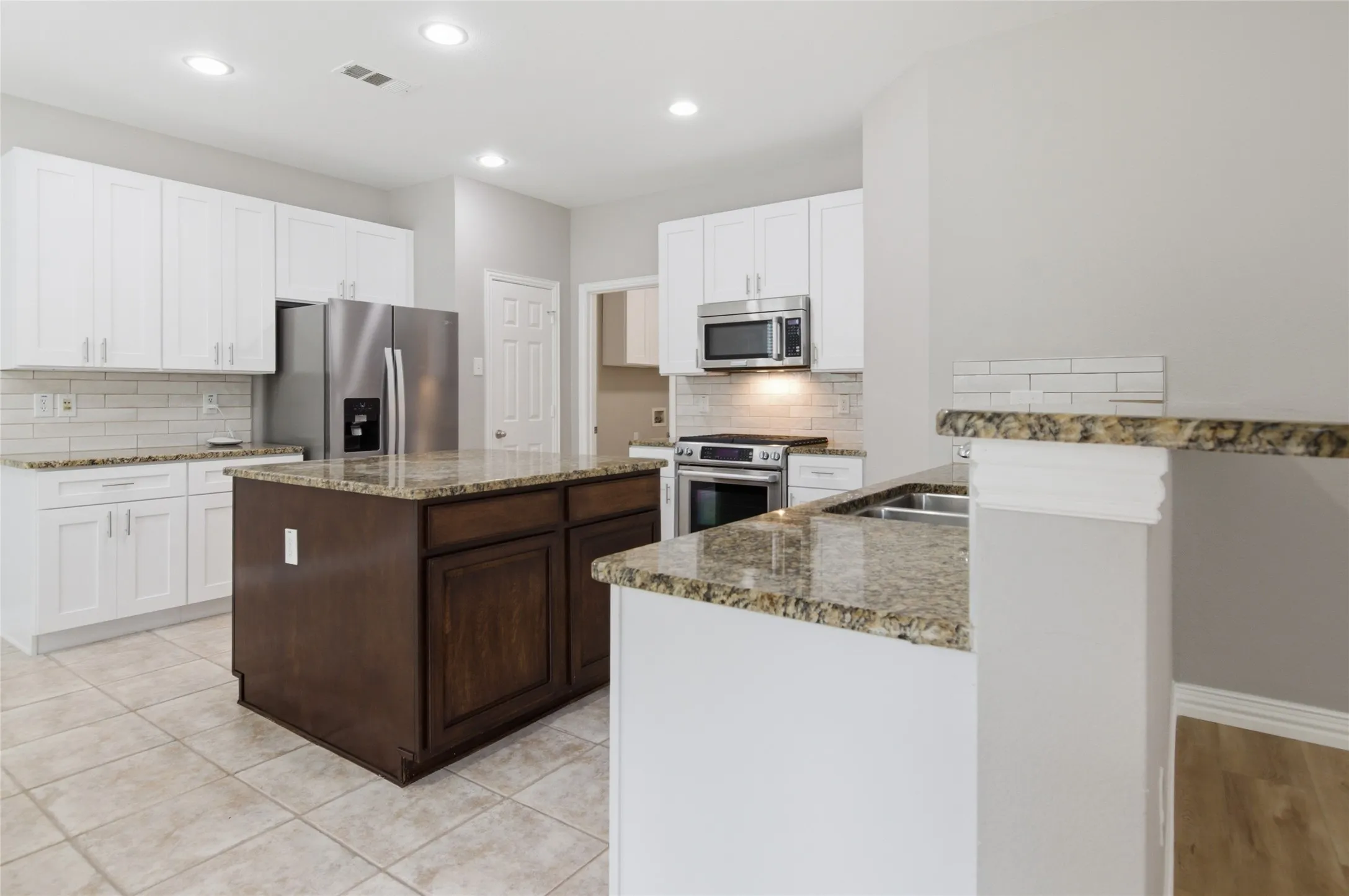 Single Family Residence For Rent in Denton County , 1411 Golf Club Drive, Lantana, Texas 76226, 4 Bedroom, 4 Bathroom, 2 Garage spaces, 2,611 Sqft, built in 2005, mls#21366926, Real Estate Agent in Lantana, Homes For Rent in Denton county, Homes For Rent in Lantana, Realtor in Lantana Texas, Real Estate Brokerage Independent Realty Texas, Luminita Cordes Realtor