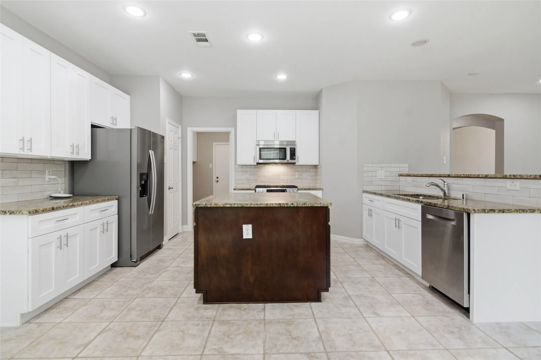Single Family Residence For Rent in Denton County , 1411 Golf Club Drive, Lantana, Texas 76226, 4 Bedroom, 4 Bathroom, 2 Garage spaces, 2,611 Sqft, built in 2005, mls#21366926, Real Estate Agent in Lantana, Homes For Rent in Denton county, Homes For Rent in Lantana, Realtor in Lantana Texas, Real Estate Brokerage Independent Realty Texas, Luminita Cordes Realtor