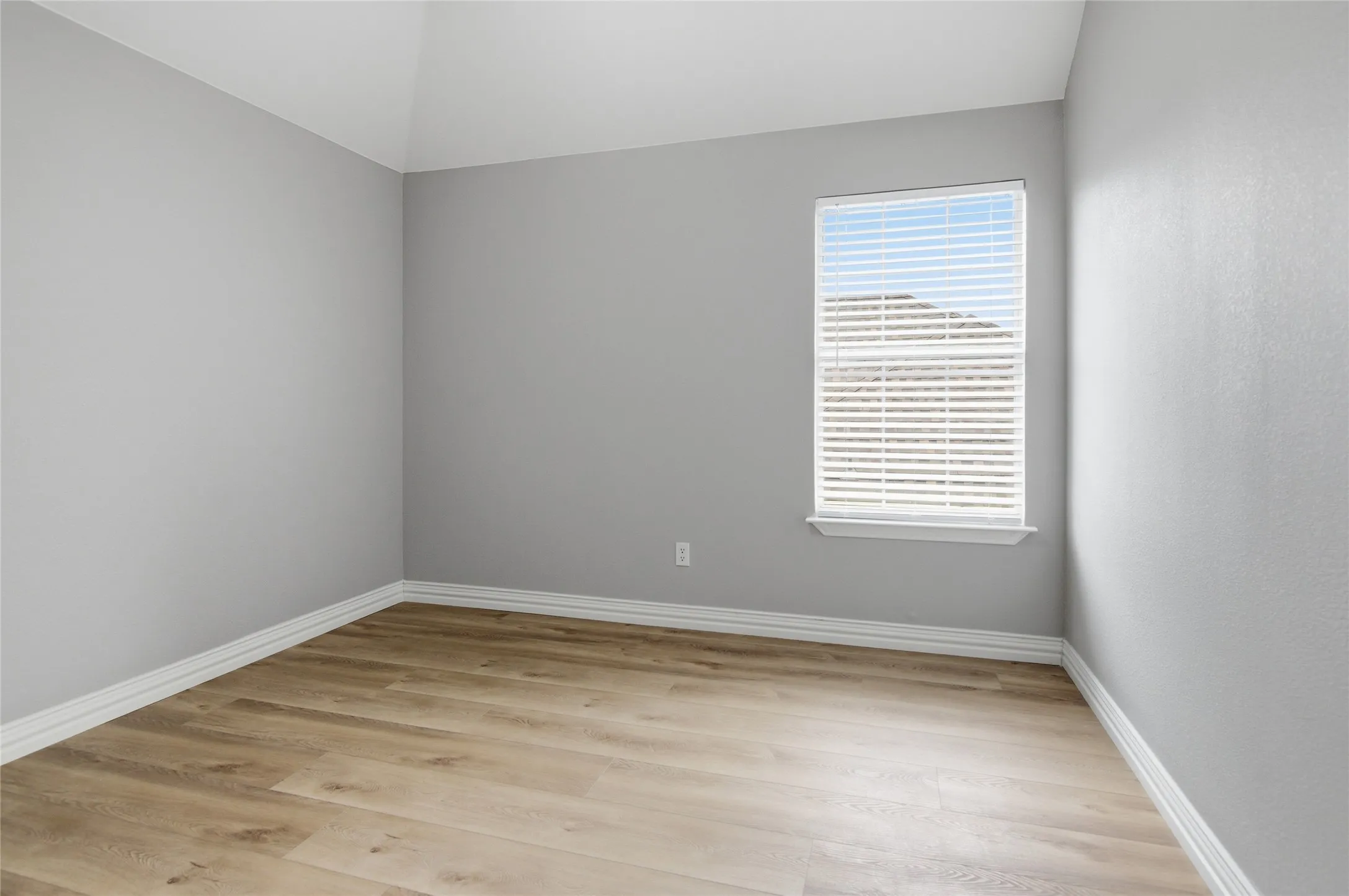 Single Family Residence For Rent in Denton County , 1411 Golf Club Drive, Lantana, Texas 76226, 4 Bedroom, 4 Bathroom, 2 Garage spaces, 2,611 Sqft, built in 2005, mls#21366926, Real Estate Agent in Lantana, Homes For Rent in Denton county, Homes For Rent in Lantana, Realtor in Lantana Texas, Real Estate Brokerage Independent Realty Texas, Luminita Cordes Realtor