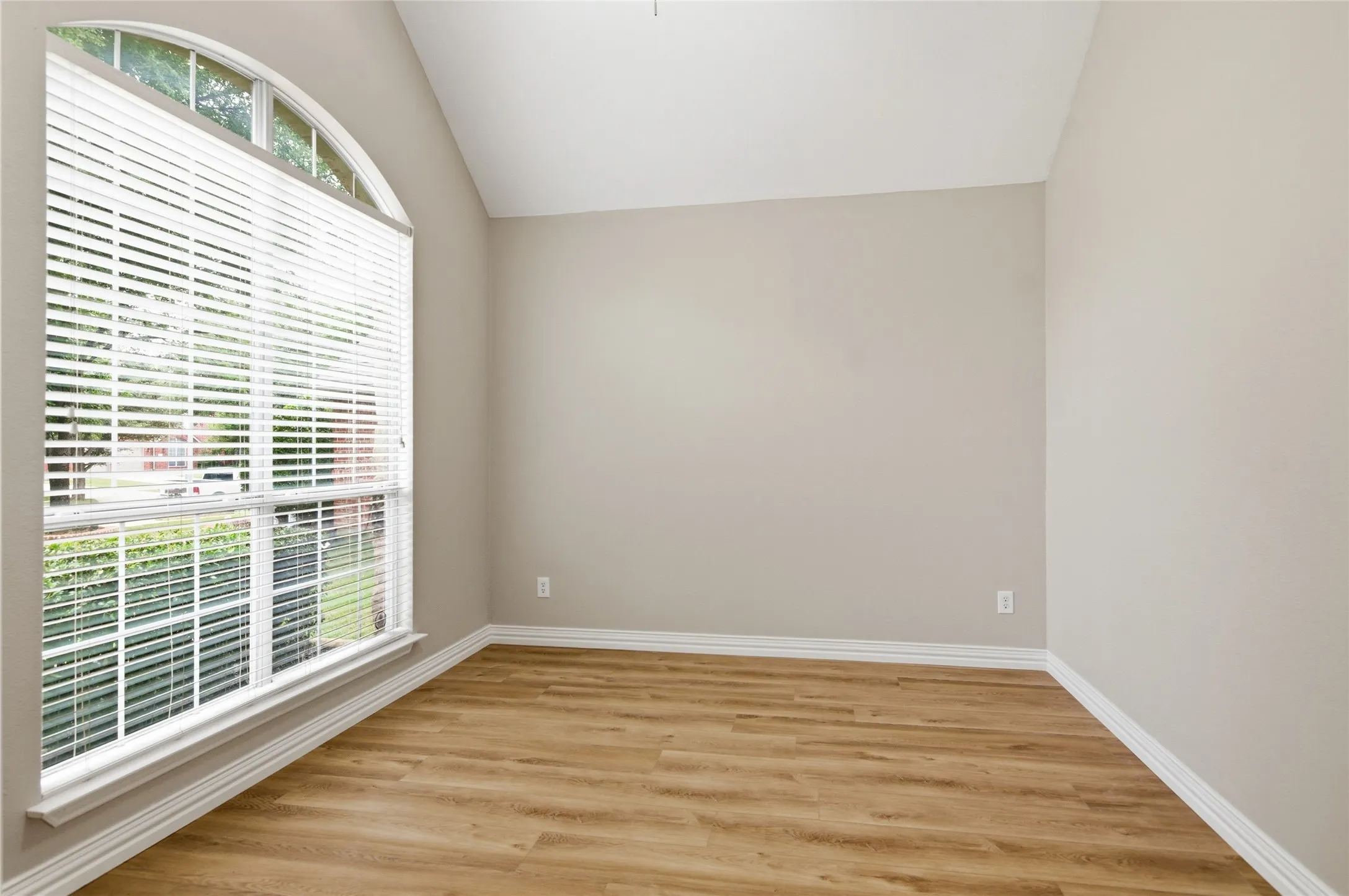 Single Family Residence For Rent in Denton County , 1411 Golf Club Drive, Lantana, Texas 76226, 4 Bedroom, 4 Bathroom, 2 Garage spaces, 2,611 Sqft, built in 2005, mls#21366926, Real Estate Agent in Lantana, Homes For Rent in Denton county, Homes For Rent in Lantana, Realtor in Lantana Texas, Real Estate Brokerage Independent Realty Texas, Luminita Cordes Realtor