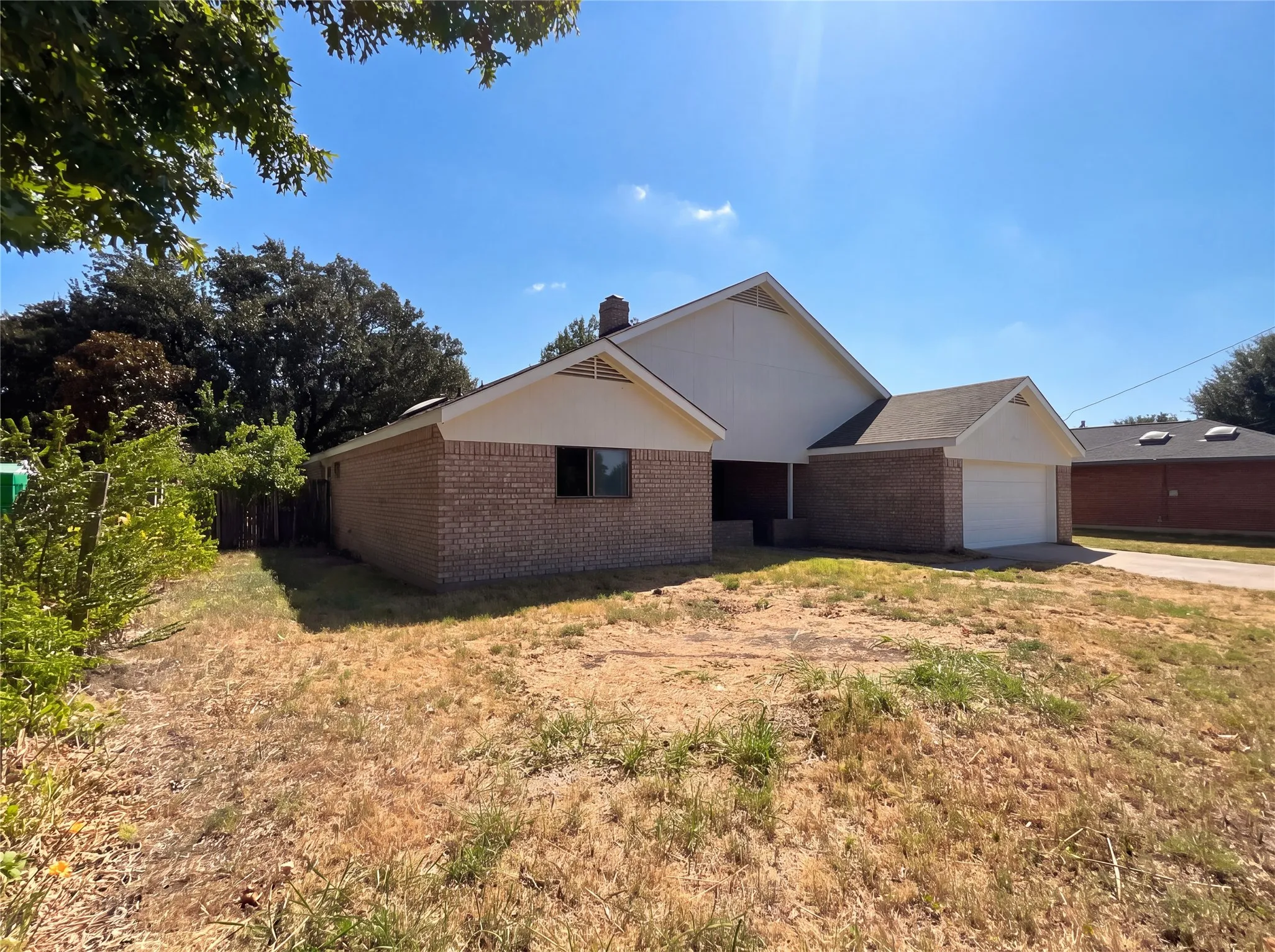 Single Family Residence For Sale in Kaufman County , 305 Rash Lane, Terrell, Texas 75160, 3 Bedroom, 3 Bathroom, 2 Garage spaces, 2,489 Sqft, built in 1995, mls#21365941, Real Estate Agent in Terrell, Homes For Sale in Kaufman county, Homes For Sale in Terrell, Realtor in Terrell Texas, Real Estate Brokerage Independent Realty Texas, Luminita Cordes Realtor