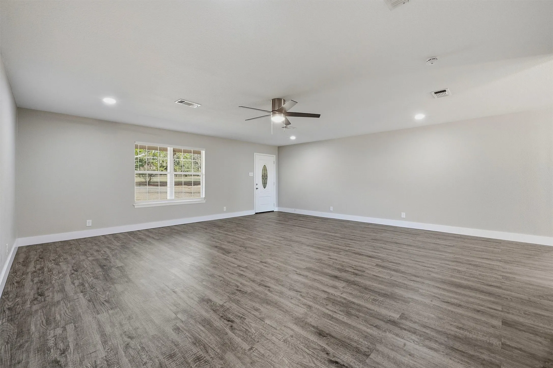 Single Family Residence For Sale in Grayson County , 566 Mccraw Lane, Denison, Texas 75021, 3 Bedroom, 2 Bathroom, 2 Garage spaces, 2,102 Sqft, built in 2002, mls#21367324, Real Estate Agent in Denison, Homes For Sale in Grayson county, Homes For Sale in Denison, Realtor in Denison Texas, Real Estate Brokerage Independent Realty Texas, Luminita Cordes Realtor