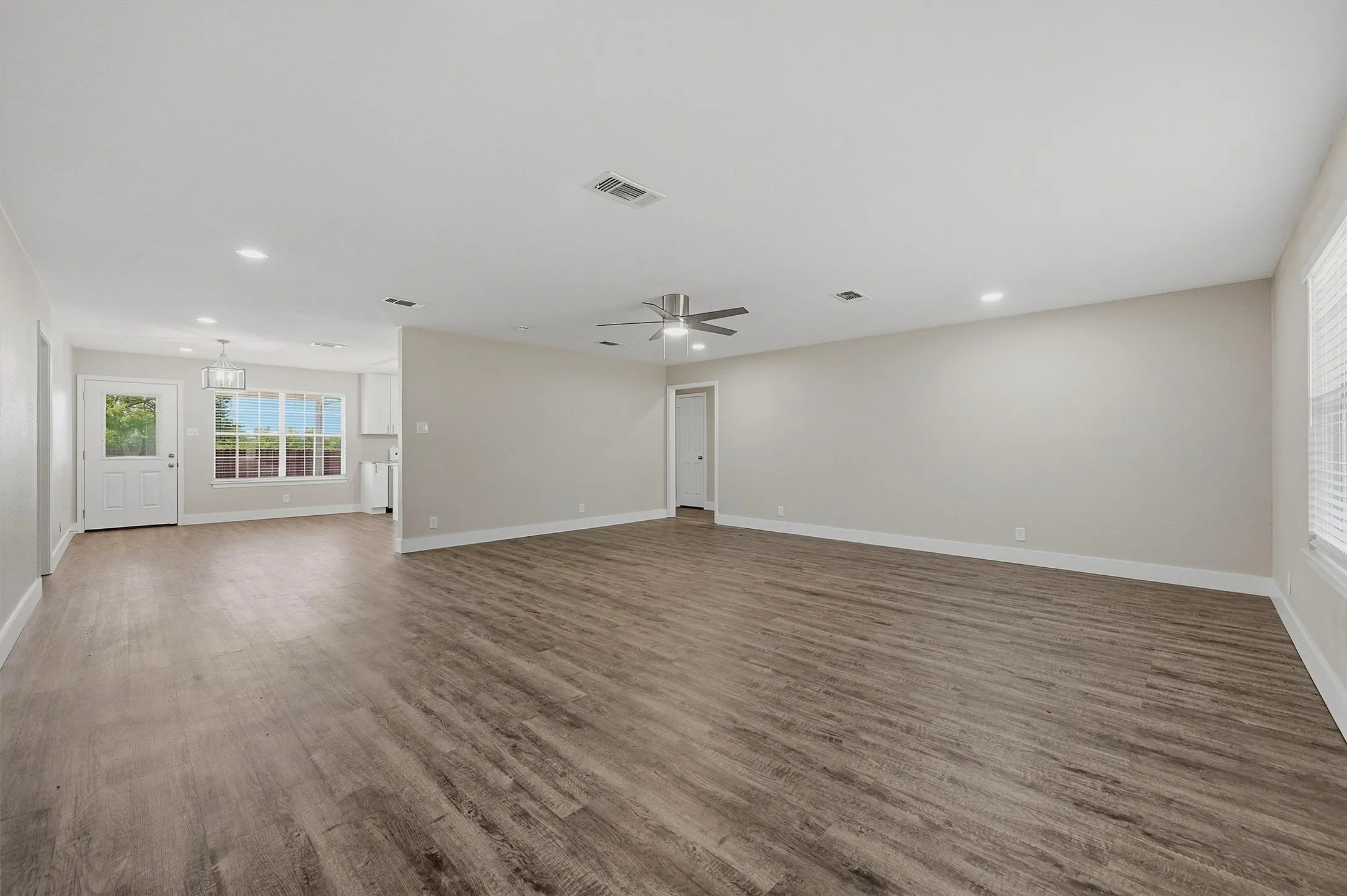 Single Family Residence For Sale in Grayson County , 566 Mccraw Lane, Denison, Texas 75021, 3 Bedroom, 2 Bathroom, 2 Garage spaces, 2,102 Sqft, built in 2002, mls#21367324, Real Estate Agent in Denison, Homes For Sale in Grayson county, Homes For Sale in Denison, Realtor in Denison Texas, Real Estate Brokerage Independent Realty Texas, Luminita Cordes Realtor