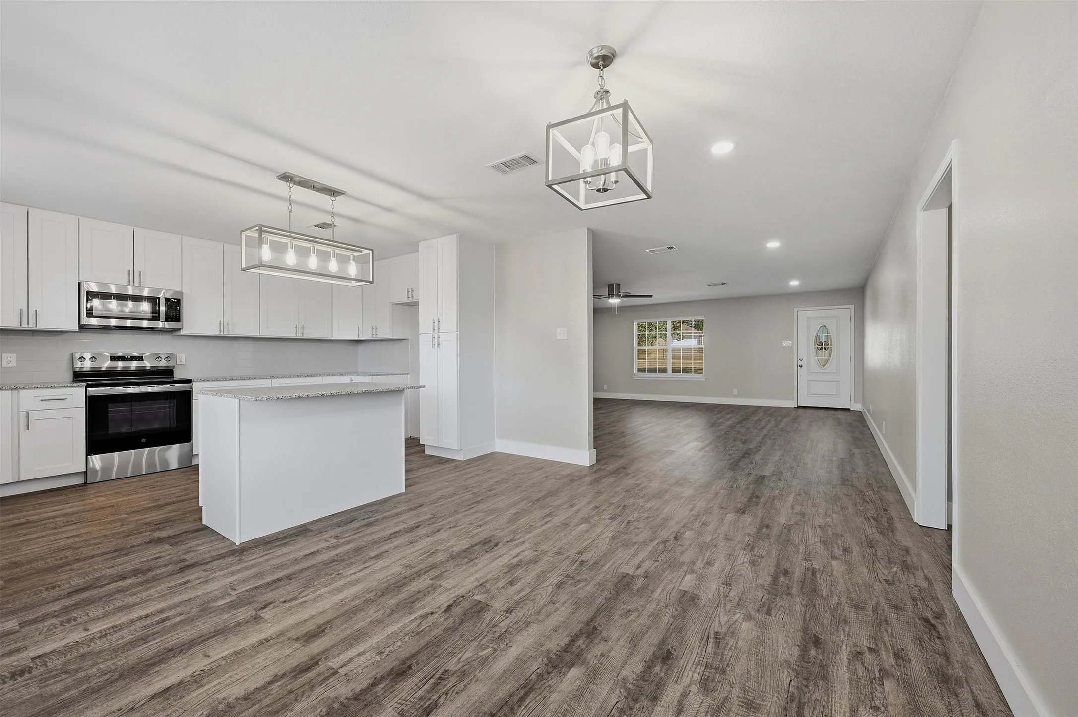 Single Family Residence For Sale in Grayson County , 566 Mccraw Lane, Denison, Texas 75021, 3 Bedroom, 2 Bathroom, 2 Garage spaces, 2,102 Sqft, built in 2002, mls#21367324, Real Estate Agent in Denison, Homes For Sale in Grayson county, Homes For Sale in Denison, Realtor in Denison Texas, Real Estate Brokerage Independent Realty Texas, Luminita Cordes Realtor