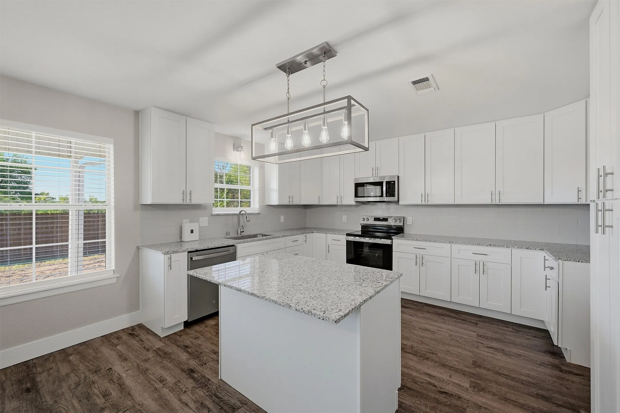 Single Family Residence For Sale in Grayson County , 566 Mccraw Lane, Denison, Texas 75021, 3 Bedroom, 2 Bathroom, 2 Garage spaces, 2,102 Sqft, built in 2002, mls#21367324, Real Estate Agent in Denison, Homes For Sale in Grayson county, Homes For Sale in Denison, Realtor in Denison Texas, Real Estate Brokerage Independent Realty Texas, Luminita Cordes Realtor