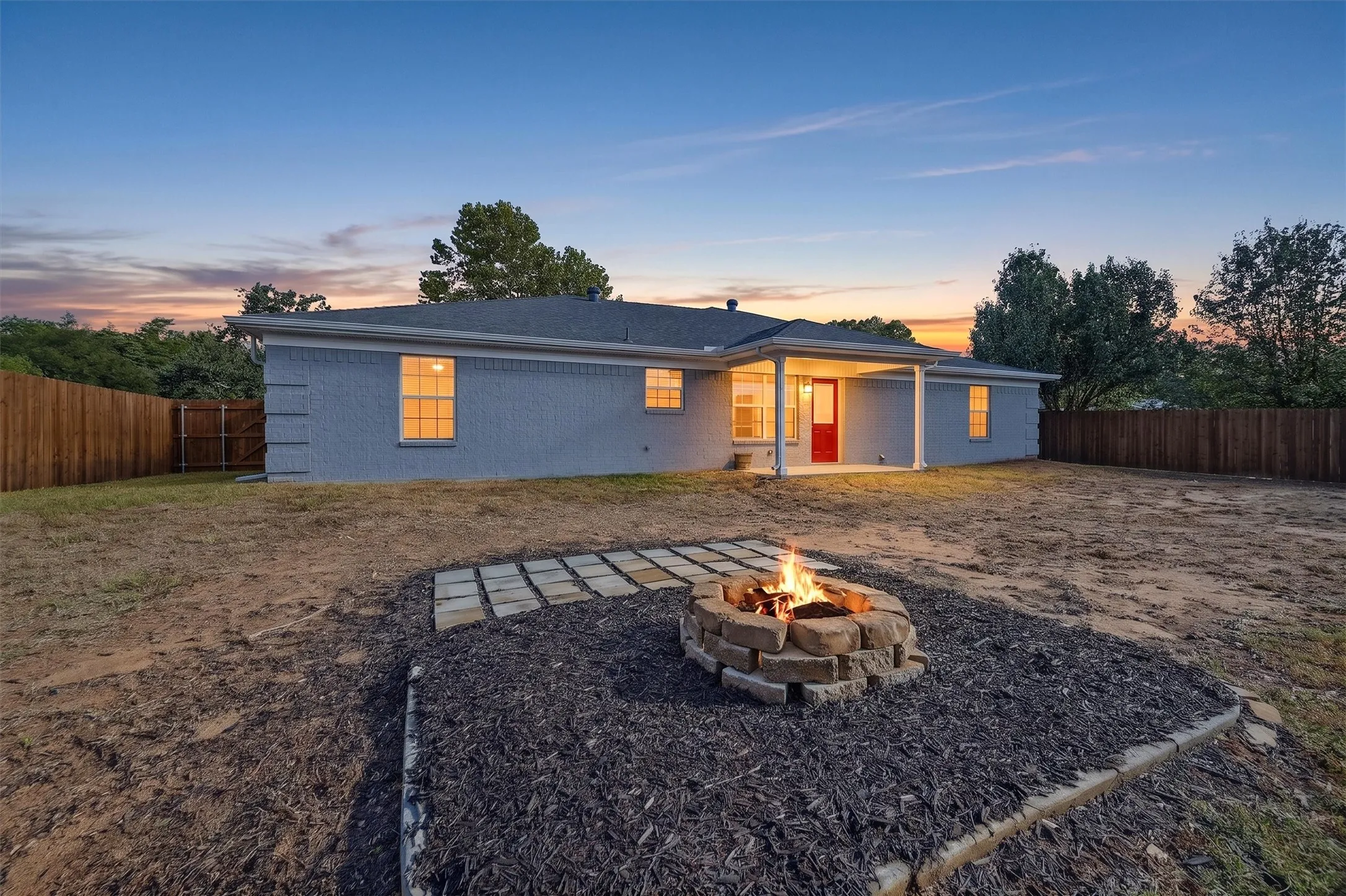 Single Family Residence For Sale in Grayson County , 566 Mccraw Lane, Denison, Texas 75021, 3 Bedroom, 2 Bathroom, 2 Garage spaces, 2,102 Sqft, built in 2002, mls#21367324, Real Estate Agent in Denison, Homes For Sale in Grayson county, Homes For Sale in Denison, Realtor in Denison Texas, Real Estate Brokerage Independent Realty Texas, Luminita Cordes Realtor