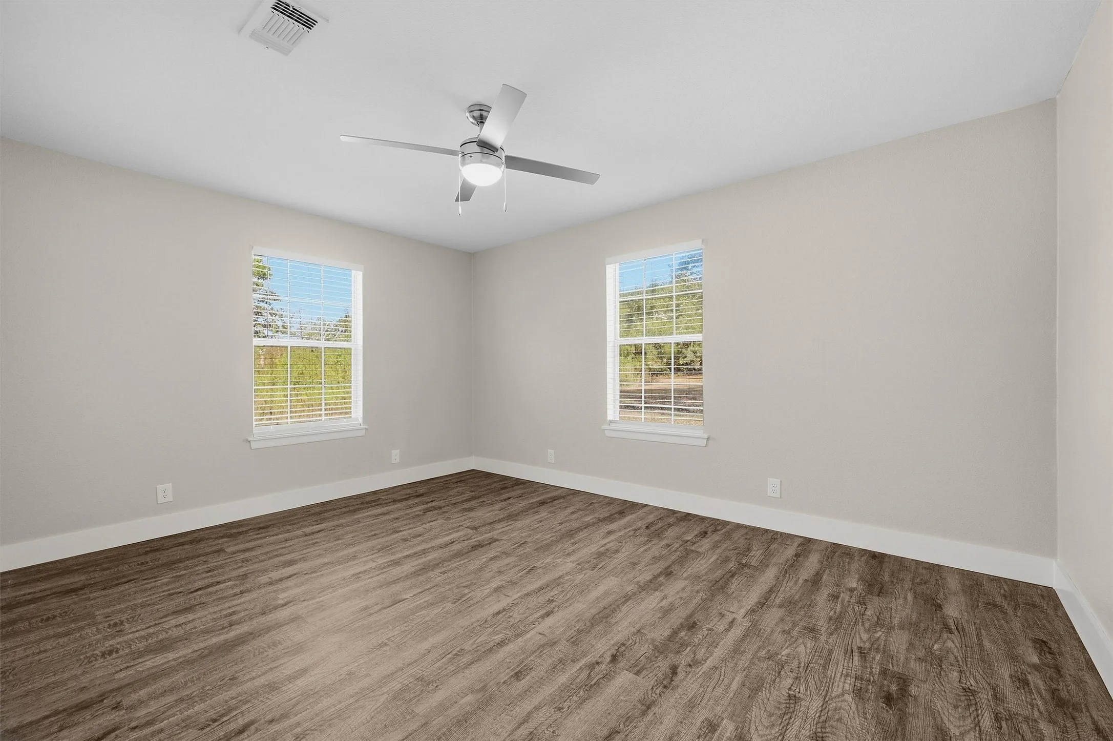 Single Family Residence For Sale in Grayson County , 566 Mccraw Lane, Denison, Texas 75021, 3 Bedroom, 2 Bathroom, 2 Garage spaces, 2,102 Sqft, built in 2002, mls#21367324, Real Estate Agent in Denison, Homes For Sale in Grayson county, Homes For Sale in Denison, Realtor in Denison Texas, Real Estate Brokerage Independent Realty Texas, Luminita Cordes Realtor