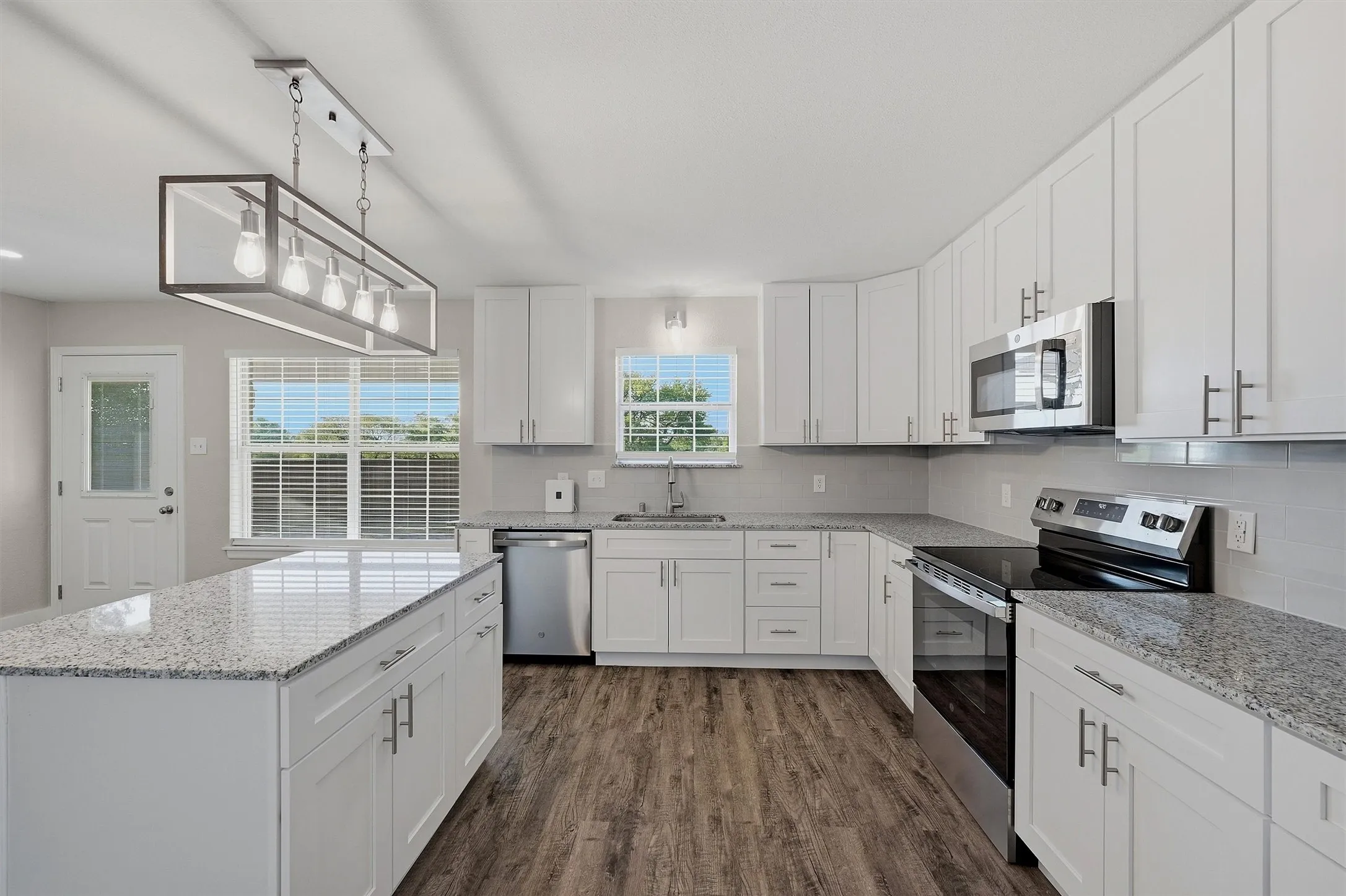 Single Family Residence For Sale in Grayson County , 566 Mccraw Lane, Denison, Texas 75021, 3 Bedroom, 2 Bathroom, 2 Garage spaces, 2,102 Sqft, built in 2002, mls#21367324, Real Estate Agent in Denison, Homes For Sale in Grayson county, Homes For Sale in Denison, Realtor in Denison Texas, Real Estate Brokerage Independent Realty Texas, Luminita Cordes Realtor