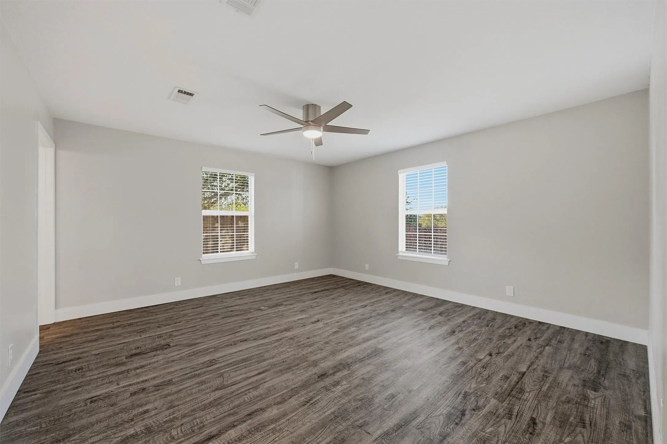 Single Family Residence For Sale in Grayson County , 566 Mccraw Lane, Denison, Texas 75021, 3 Bedroom, 2 Bathroom, 2 Garage spaces, 2,102 Sqft, built in 2002, mls#21367324, Real Estate Agent in Denison, Homes For Sale in Grayson county, Homes For Sale in Denison, Realtor in Denison Texas, Real Estate Brokerage Independent Realty Texas, Luminita Cordes Realtor