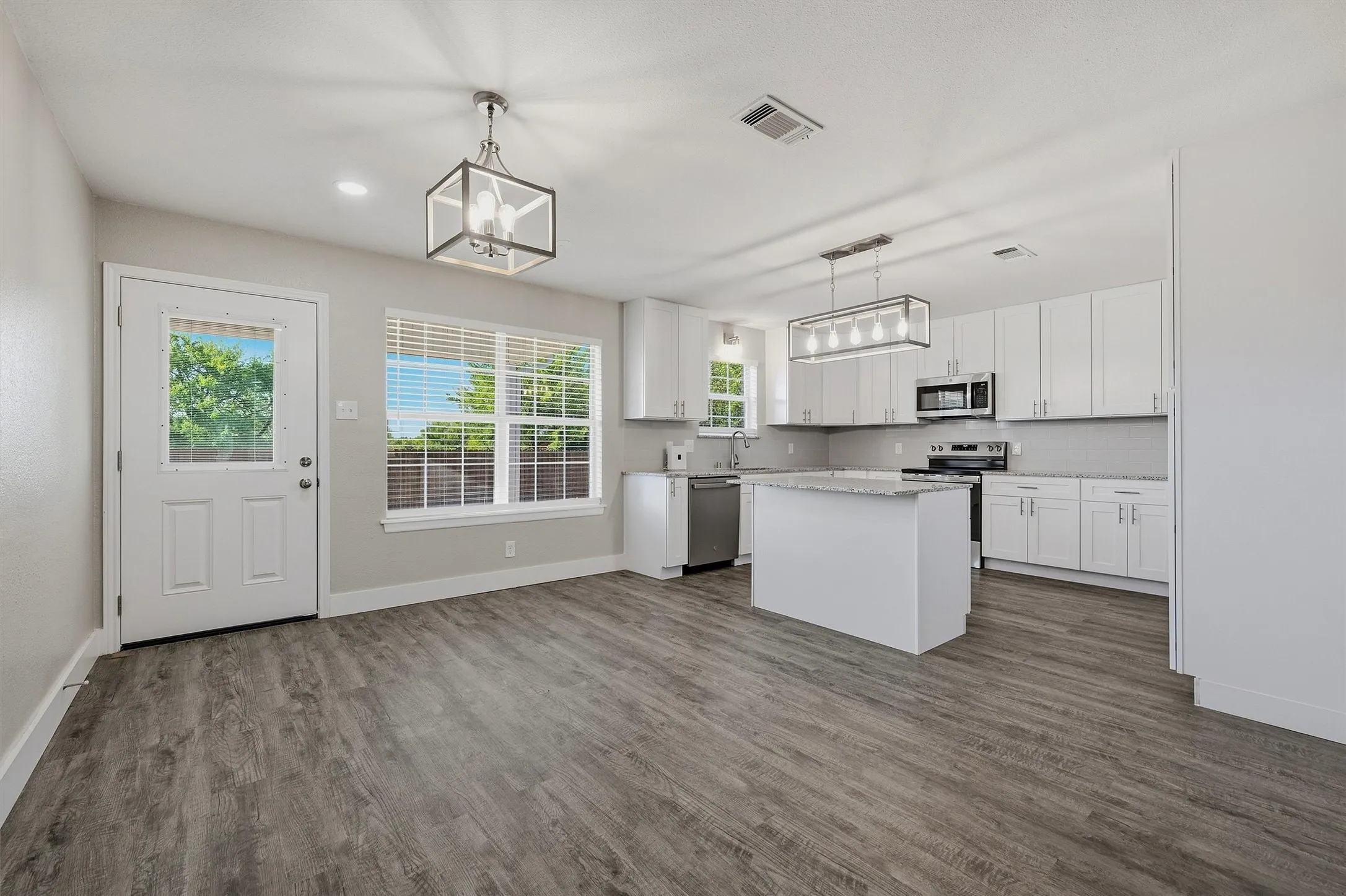 Single Family Residence For Sale in Grayson County , 566 Mccraw Lane, Denison, Texas 75021, 3 Bedroom, 2 Bathroom, 2 Garage spaces, 2,102 Sqft, built in 2002, mls#21367324, Real Estate Agent in Denison, Homes For Sale in Grayson county, Homes For Sale in Denison, Realtor in Denison Texas, Real Estate Brokerage Independent Realty Texas, Luminita Cordes Realtor