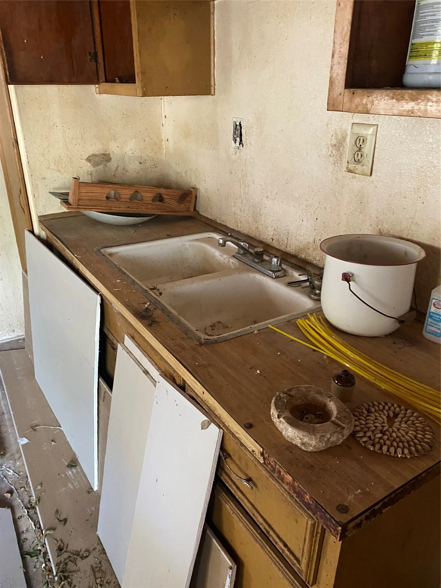 Single Family Residence For Sale in Coleman County , 1411 S Frio Street, Coleman, Texas 76834, 2 Bedroom, 1 Bathroom, Garage spaces, 720 Sqft, built in 1980, mls#21366064, Real Estate Agent in Coleman, Homes For Sale in Coleman county, Homes For Sale in Coleman, Realtor in Coleman Texas, Real Estate Brokerage Independent Realty Texas, Luminita Cordes Realtor