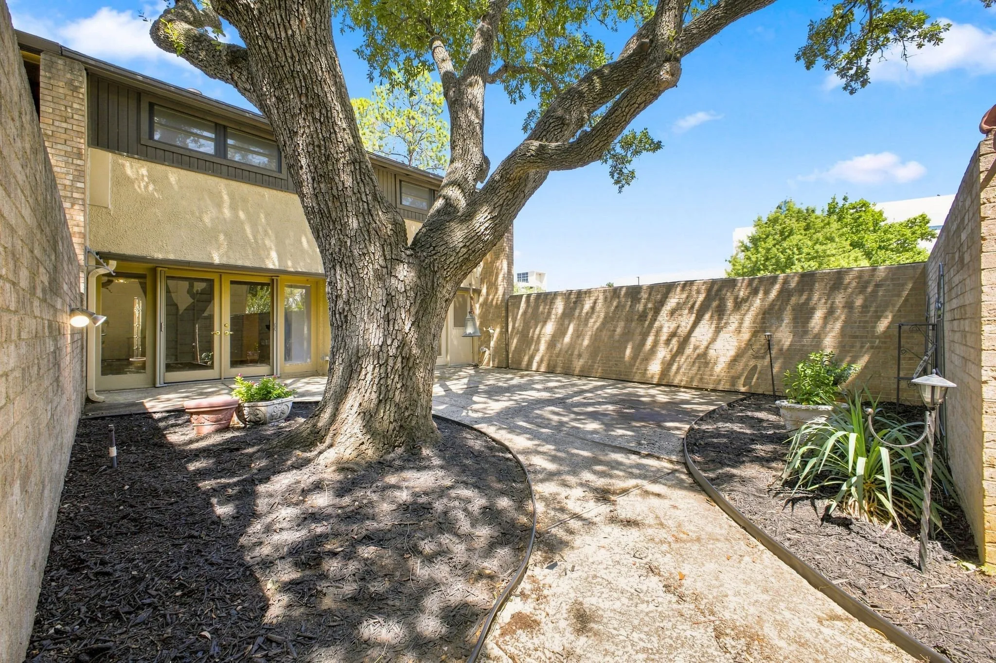 Townhouse For Sale in Dallas County , 1816 Mojave Place, Irving, Texas 75061, 3 Bedroom, 3 Bathroom, 2 Garage spaces, 1,803 Sqft, built in 1966, mls#21367325, Real Estate Agent in Irving, Homes For Sale in Dallas county, Homes For Sale in Irving, Realtor in Irving Texas, Real Estate Brokerage Independent Realty Texas, Luminita Cordes Realtor