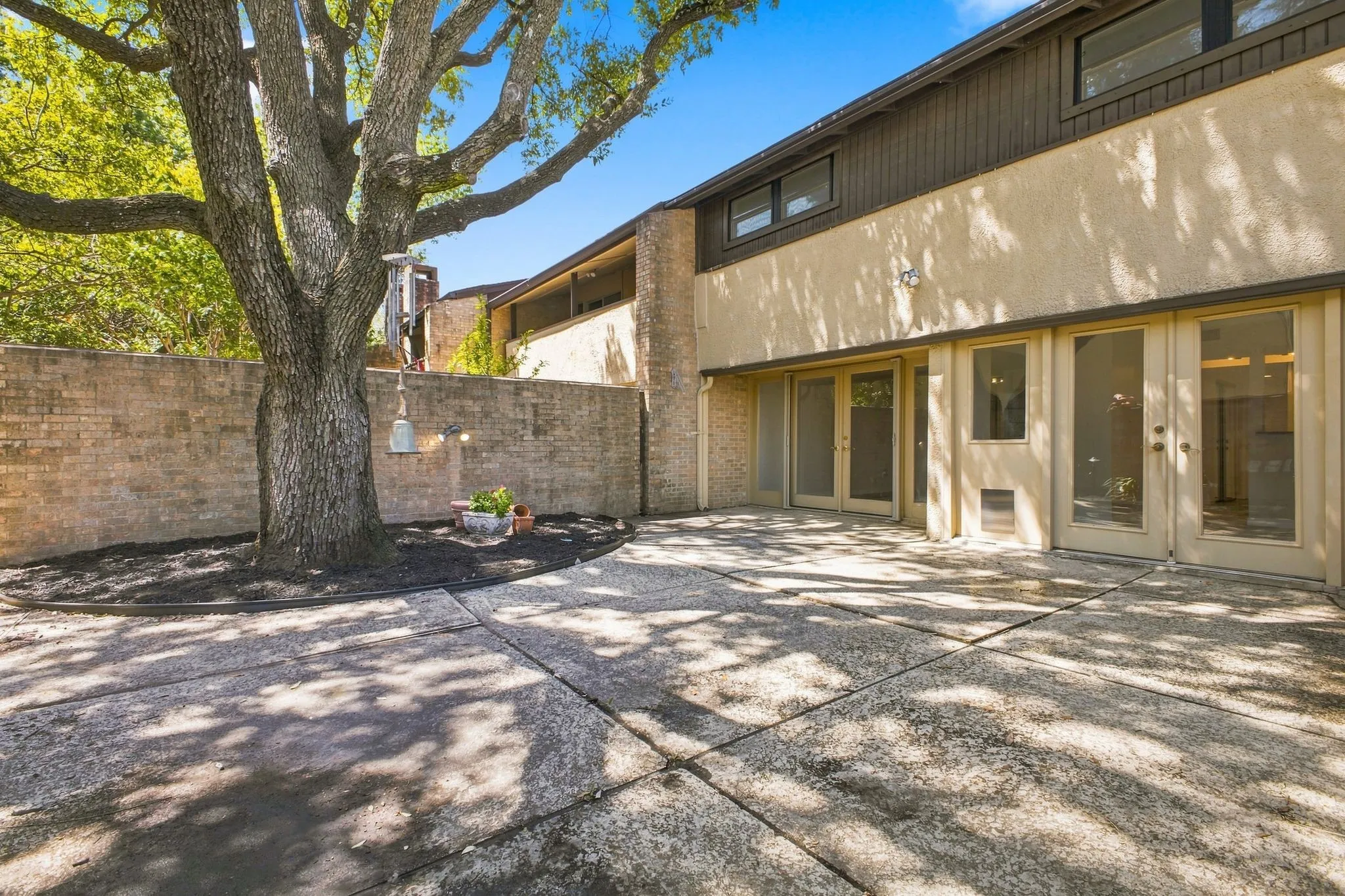 Townhouse For Sale in Dallas County , 1816 Mojave Place, Irving, Texas 75061, 3 Bedroom, 3 Bathroom, 2 Garage spaces, 1,803 Sqft, built in 1966, mls#21367325, Real Estate Agent in Irving, Homes For Sale in Dallas county, Homes For Sale in Irving, Realtor in Irving Texas, Real Estate Brokerage Independent Realty Texas, Luminita Cordes Realtor