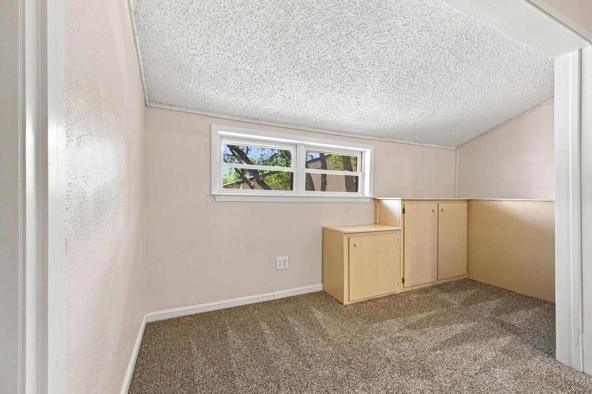 Townhouse For Sale in Dallas County , 1816 Mojave Place, Irving, Texas 75061, 3 Bedroom, 3 Bathroom, 2 Garage spaces, 1,803 Sqft, built in 1966, mls#21367325, Real Estate Agent in Irving, Homes For Sale in Dallas county, Homes For Sale in Irving, Realtor in Irving Texas, Real Estate Brokerage Independent Realty Texas, Luminita Cordes Realtor