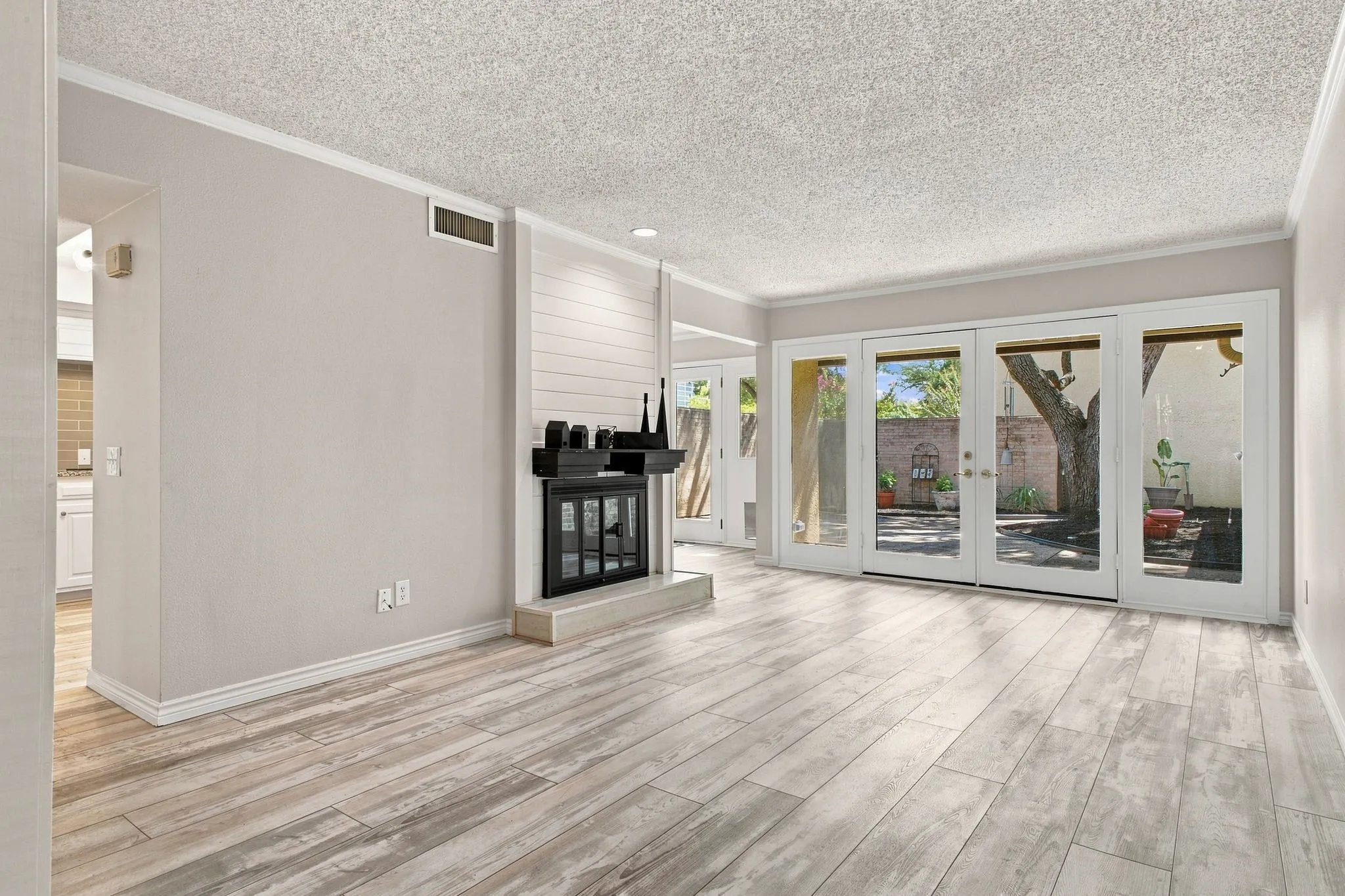 Townhouse For Sale in Dallas County , 1816 Mojave Place, Irving, Texas 75061, 3 Bedroom, 3 Bathroom, 2 Garage spaces, 1,803 Sqft, built in 1966, mls#21367325, Real Estate Agent in Irving, Homes For Sale in Dallas county, Homes For Sale in Irving, Realtor in Irving Texas, Real Estate Brokerage Independent Realty Texas, Luminita Cordes Realtor
