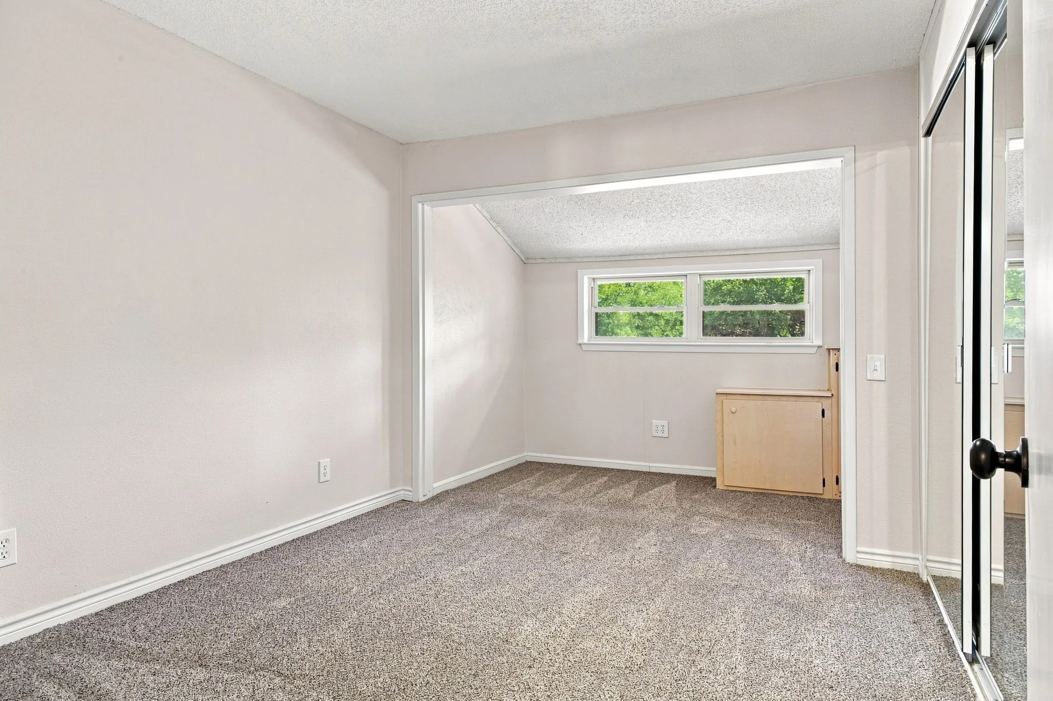 Townhouse For Sale in Dallas County , 1816 Mojave Place, Irving, Texas 75061, 3 Bedroom, 3 Bathroom, 2 Garage spaces, 1,803 Sqft, built in 1966, mls#21367325, Real Estate Agent in Irving, Homes For Sale in Dallas county, Homes For Sale in Irving, Realtor in Irving Texas, Real Estate Brokerage Independent Realty Texas, Luminita Cordes Realtor
