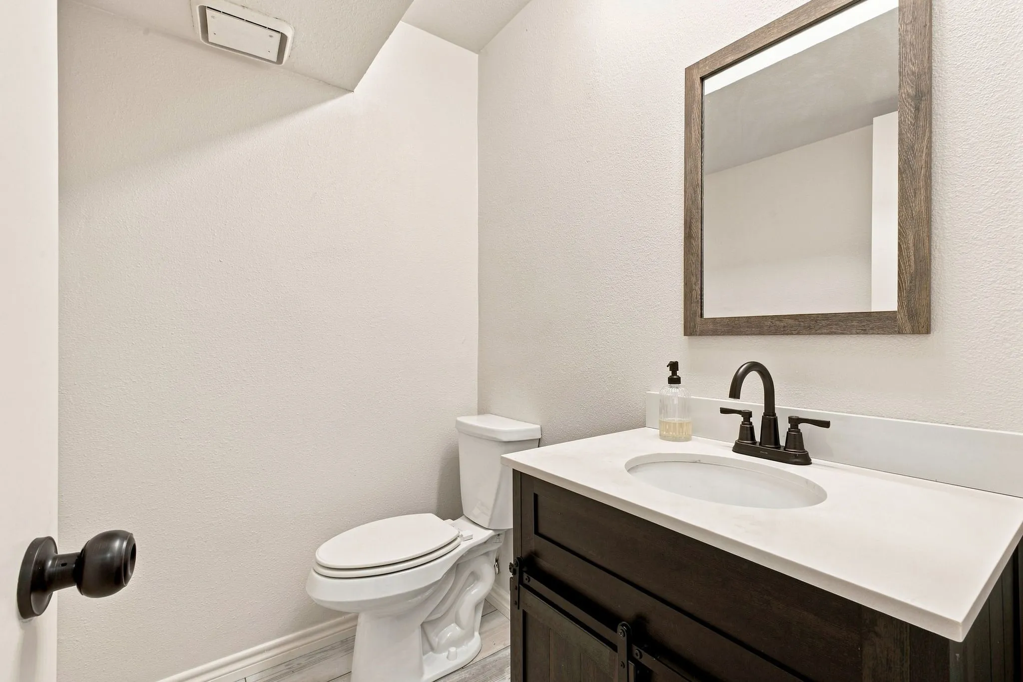 Townhouse For Sale in Dallas County , 1816 Mojave Place, Irving, Texas 75061, 3 Bedroom, 3 Bathroom, 2 Garage spaces, 1,803 Sqft, built in 1966, mls#21367325, Real Estate Agent in Irving, Homes For Sale in Dallas county, Homes For Sale in Irving, Realtor in Irving Texas, Real Estate Brokerage Independent Realty Texas, Luminita Cordes Realtor