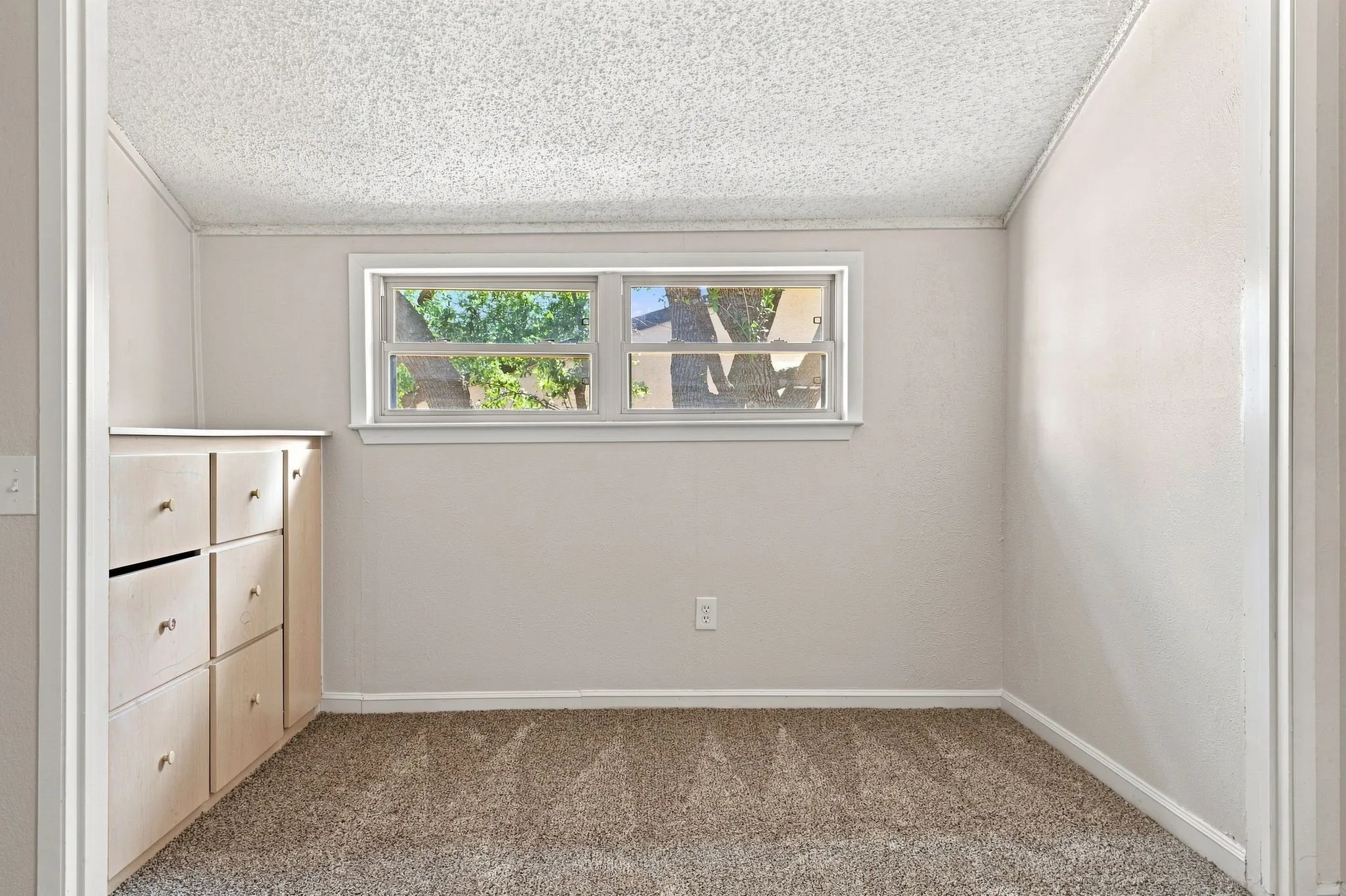 Townhouse For Sale in Dallas County , 1816 Mojave Place, Irving, Texas 75061, 3 Bedroom, 3 Bathroom, 2 Garage spaces, 1,803 Sqft, built in 1966, mls#21367325, Real Estate Agent in Irving, Homes For Sale in Dallas county, Homes For Sale in Irving, Realtor in Irving Texas, Real Estate Brokerage Independent Realty Texas, Luminita Cordes Realtor