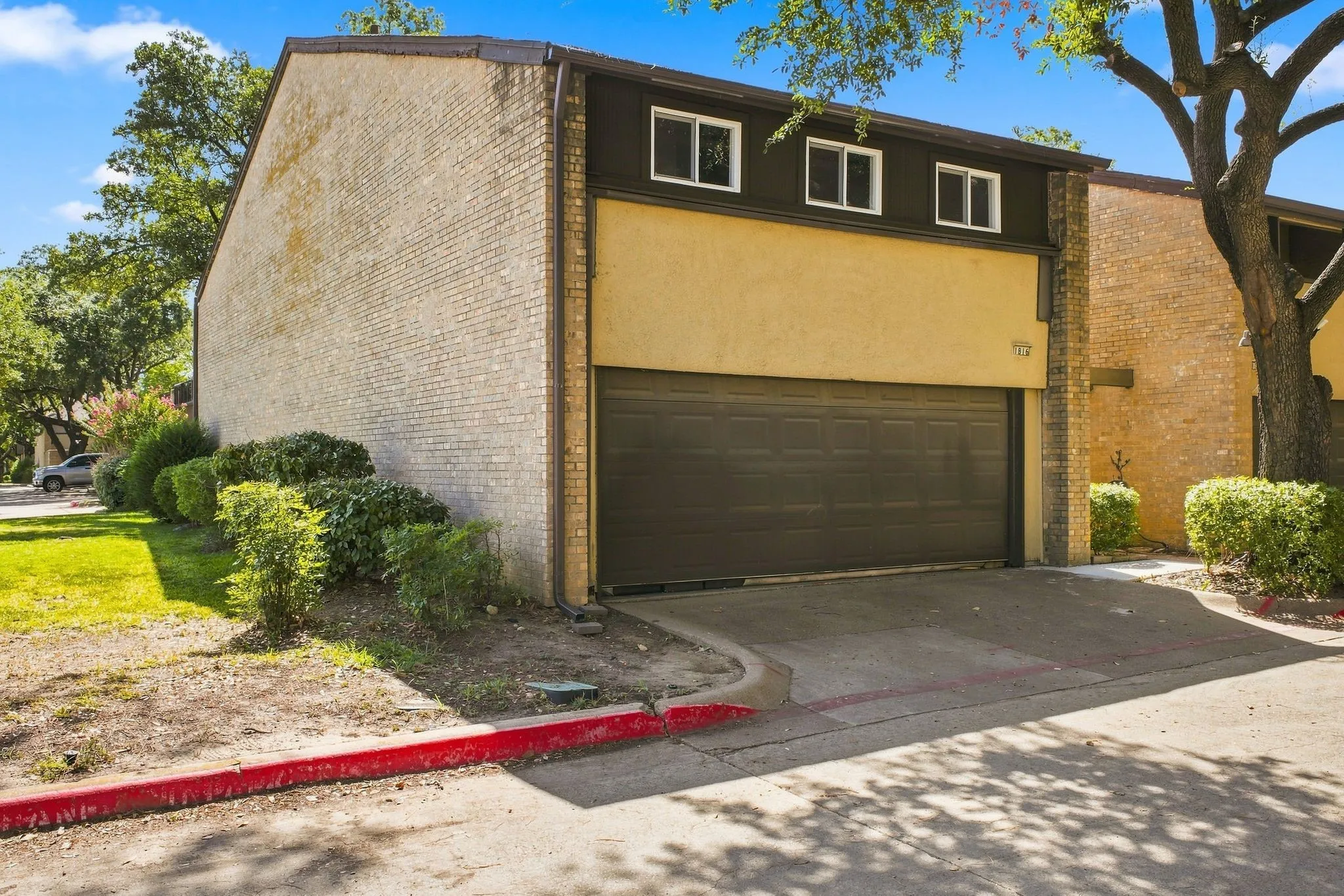 Townhouse For Sale in Dallas County , 1816 Mojave Place, Irving, Texas 75061, 3 Bedroom, 3 Bathroom, 2 Garage spaces, 1,803 Sqft, built in 1966, mls#21367325, Real Estate Agent in Irving, Homes For Sale in Dallas county, Homes For Sale in Irving, Realtor in Irving Texas, Real Estate Brokerage Independent Realty Texas, Luminita Cordes Realtor