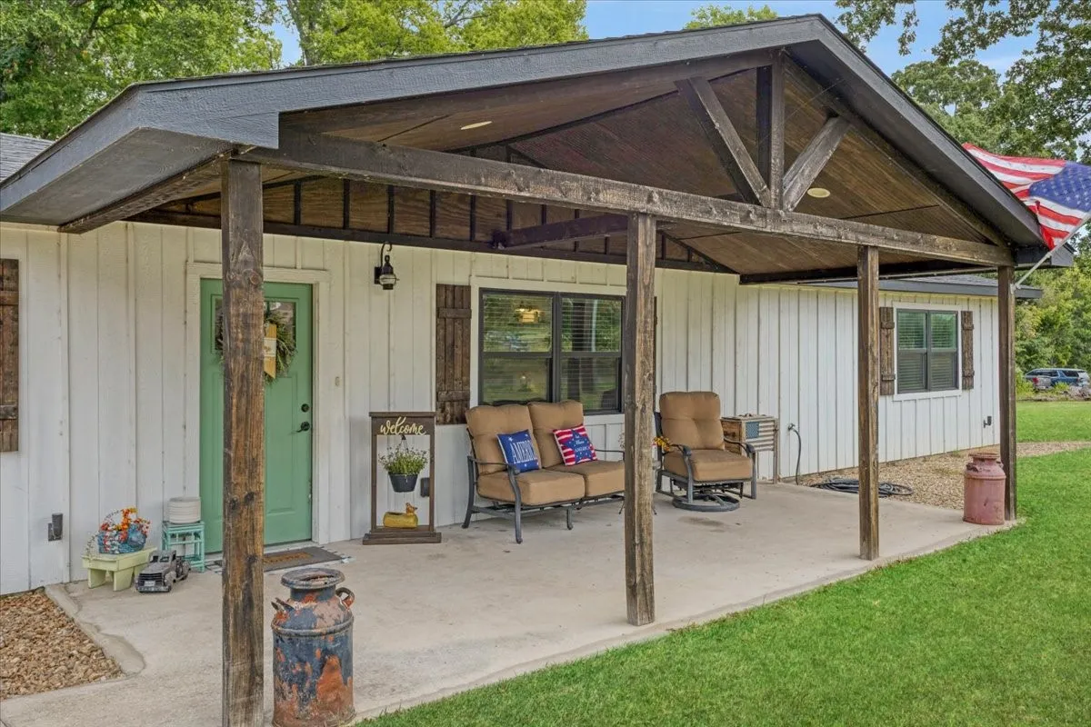 Single Family Residence For Sale in Grayson County , 37 Oxford Drive, Gordonville, Texas 76245, 3 Bedroom, 2 Bathroom, Garage spaces, 1,508 Sqft, built in 1961, mls#21366416, Real Estate Agent in Gordonville, Homes For Sale in Grayson county, Homes For Sale in Gordonville, Realtor in Gordonville Texas, Real Estate Brokerage Independent Realty Texas, Luminita Cordes Realtor