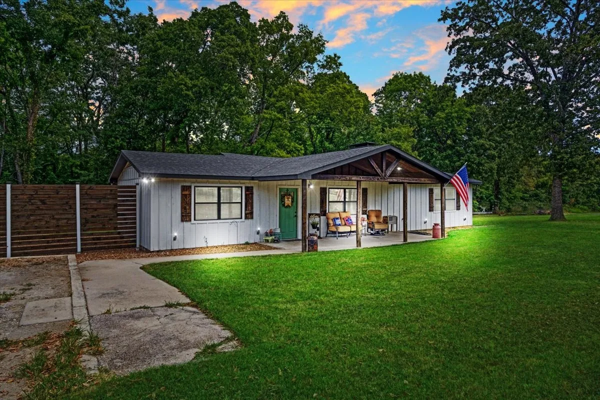 Single Family Residence For Sale in Grayson County , 37 Oxford Drive, Gordonville, Texas 76245, 3 Bedroom, 2 Bathroom, Garage spaces, 1,508 Sqft, built in 1961, mls#21366416, Real Estate Agent in Gordonville, Homes For Sale in Grayson county, Homes For Sale in Gordonville, Realtor in Gordonville Texas, Real Estate Brokerage Independent Realty Texas, Luminita Cordes Realtor