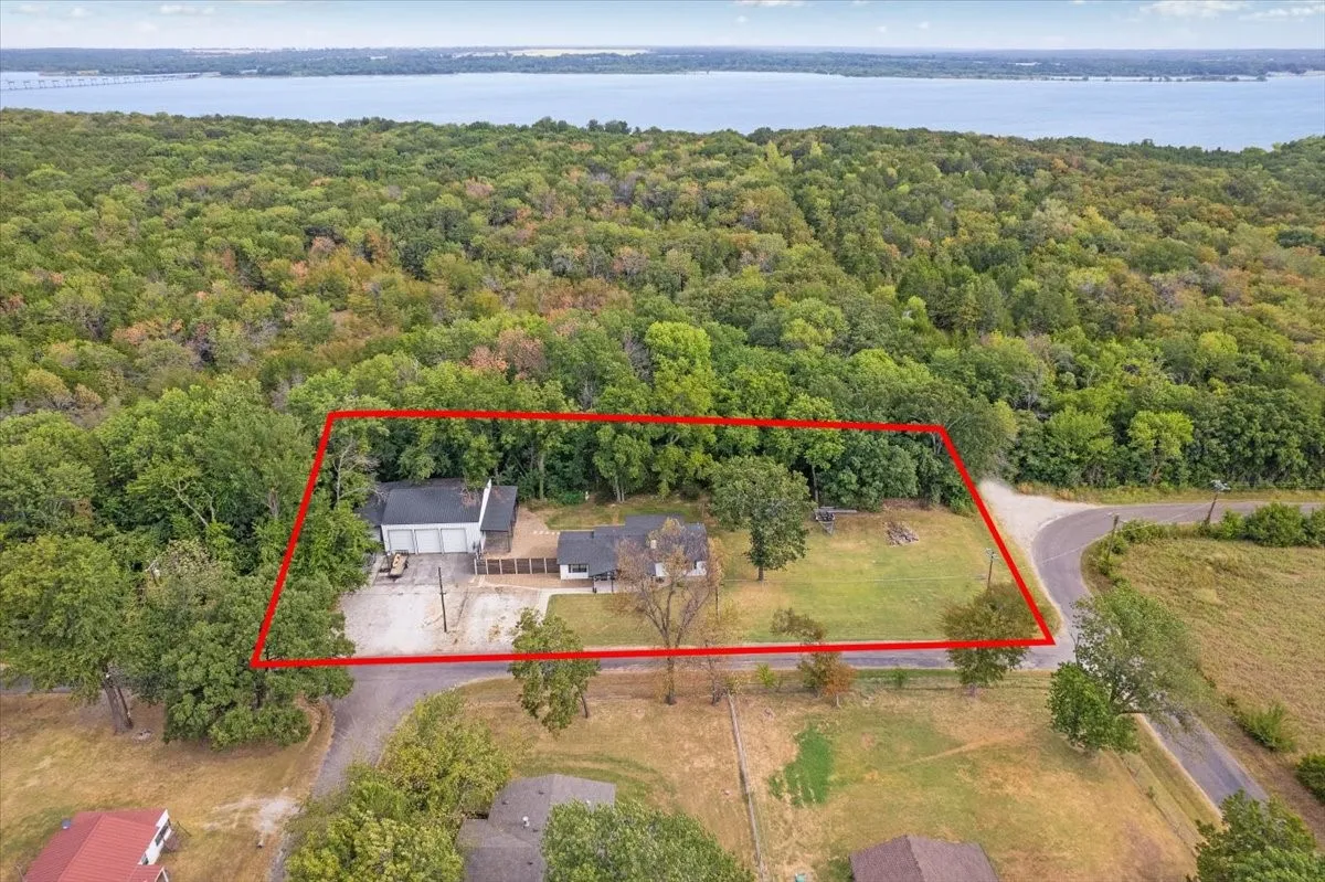 3/2 residence with 40x40 shop backing up to US Corps of Engineers and Lake Texoma