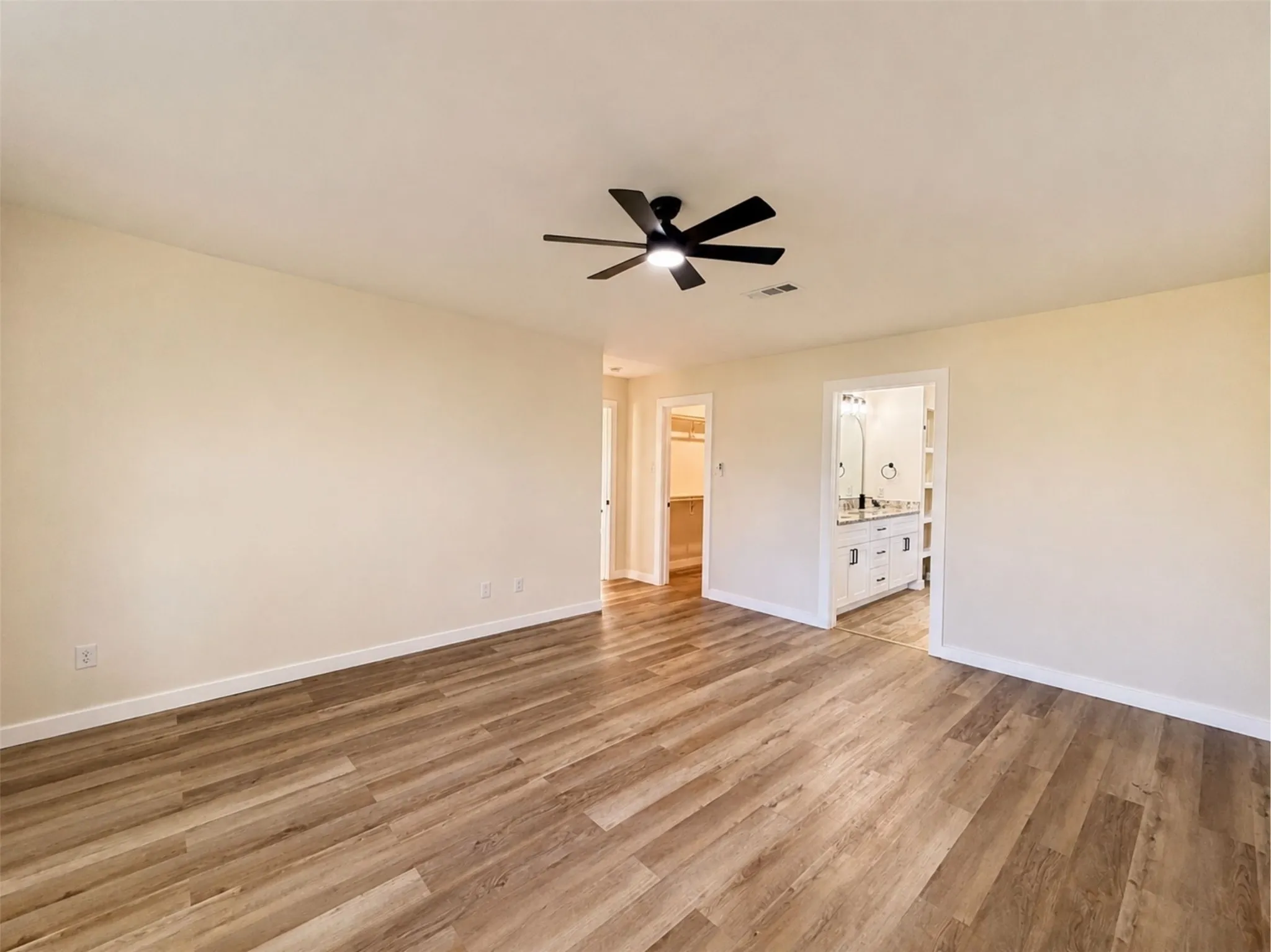 Single Family Residence For Sale in Hopkins County , 204 Briarwood Street, Sulphur Springs, Texas 75482, 4 Bedroom, 2 Bathroom, 2 Garage spaces, 2,439 Sqft, built in 1987, mls#21362456, Real Estate Agent in Sulphur Springs, Homes For Sale in Hopkins county, Homes For Sale in Sulphur Springs, Realtor in Sulphur Springs Texas, Real Estate Brokerage Independent Realty Texas, Luminita Cordes Realtor