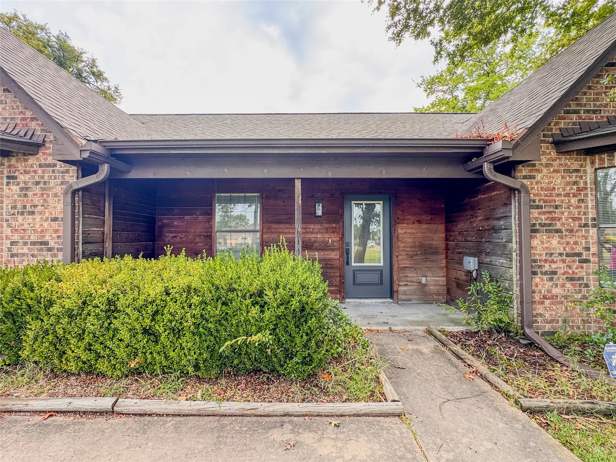 Single Family Residence For Sale in Hopkins County , 204 Briarwood Street, Sulphur Springs, Texas 75482, 4 Bedroom, 2 Bathroom, 2 Garage spaces, 2,439 Sqft, built in 1987, mls#21362456, Real Estate Agent in Sulphur Springs, Homes For Sale in Hopkins county, Homes For Sale in Sulphur Springs, Realtor in Sulphur Springs Texas, Real Estate Brokerage Independent Realty Texas, Luminita Cordes Realtor
