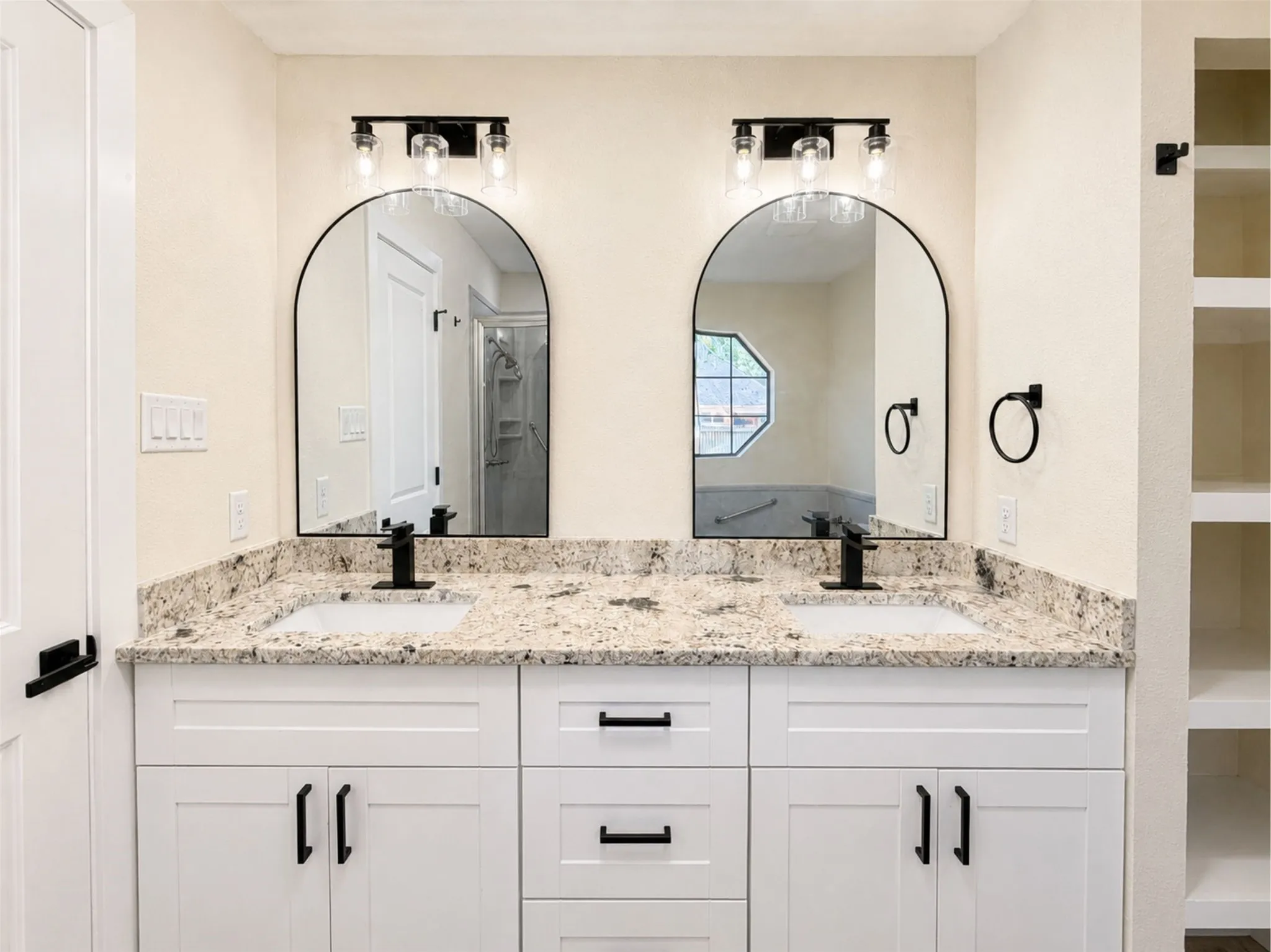 Single Family Residence For Sale in Hopkins County , 204 Briarwood Street, Sulphur Springs, Texas 75482, 4 Bedroom, 2 Bathroom, 2 Garage spaces, 2,439 Sqft, built in 1987, mls#21362456, Real Estate Agent in Sulphur Springs, Homes For Sale in Hopkins county, Homes For Sale in Sulphur Springs, Realtor in Sulphur Springs Texas, Real Estate Brokerage Independent Realty Texas, Luminita Cordes Realtor