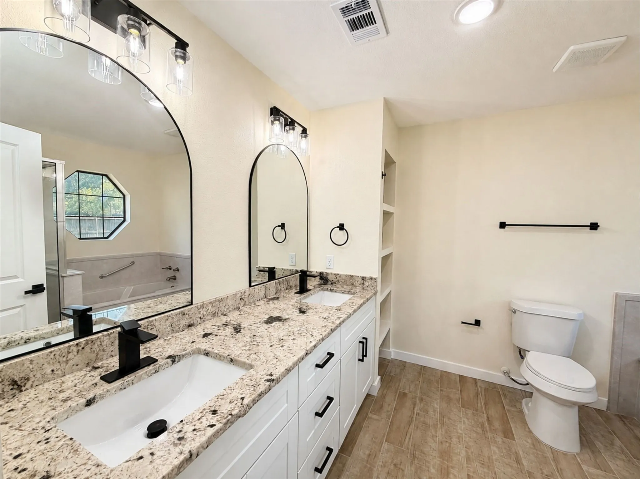 Single Family Residence For Sale in Hopkins County , 204 Briarwood Street, Sulphur Springs, Texas 75482, 4 Bedroom, 2 Bathroom, 2 Garage spaces, 2,439 Sqft, built in 1987, mls#21362456, Real Estate Agent in Sulphur Springs, Homes For Sale in Hopkins county, Homes For Sale in Sulphur Springs, Realtor in Sulphur Springs Texas, Real Estate Brokerage Independent Realty Texas, Luminita Cordes Realtor