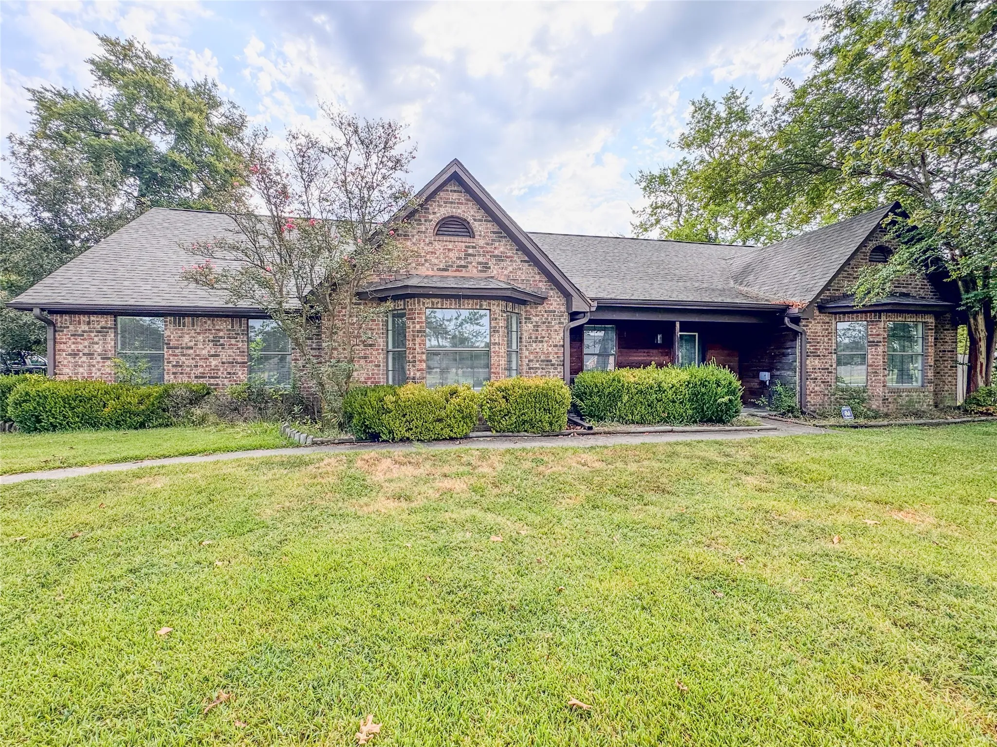Single Family Residence For Sale in Hopkins County , 204 Briarwood Street, Sulphur Springs, Texas 75482, 4 Bedroom, 2 Bathroom, 2 Garage spaces, 2,439 Sqft, built in 1987, mls#21362456, Real Estate Agent in Sulphur Springs, Homes For Sale in Hopkins county, Homes For Sale in Sulphur Springs, Realtor in Sulphur Springs Texas, Real Estate Brokerage Independent Realty Texas, Luminita Cordes Realtor
