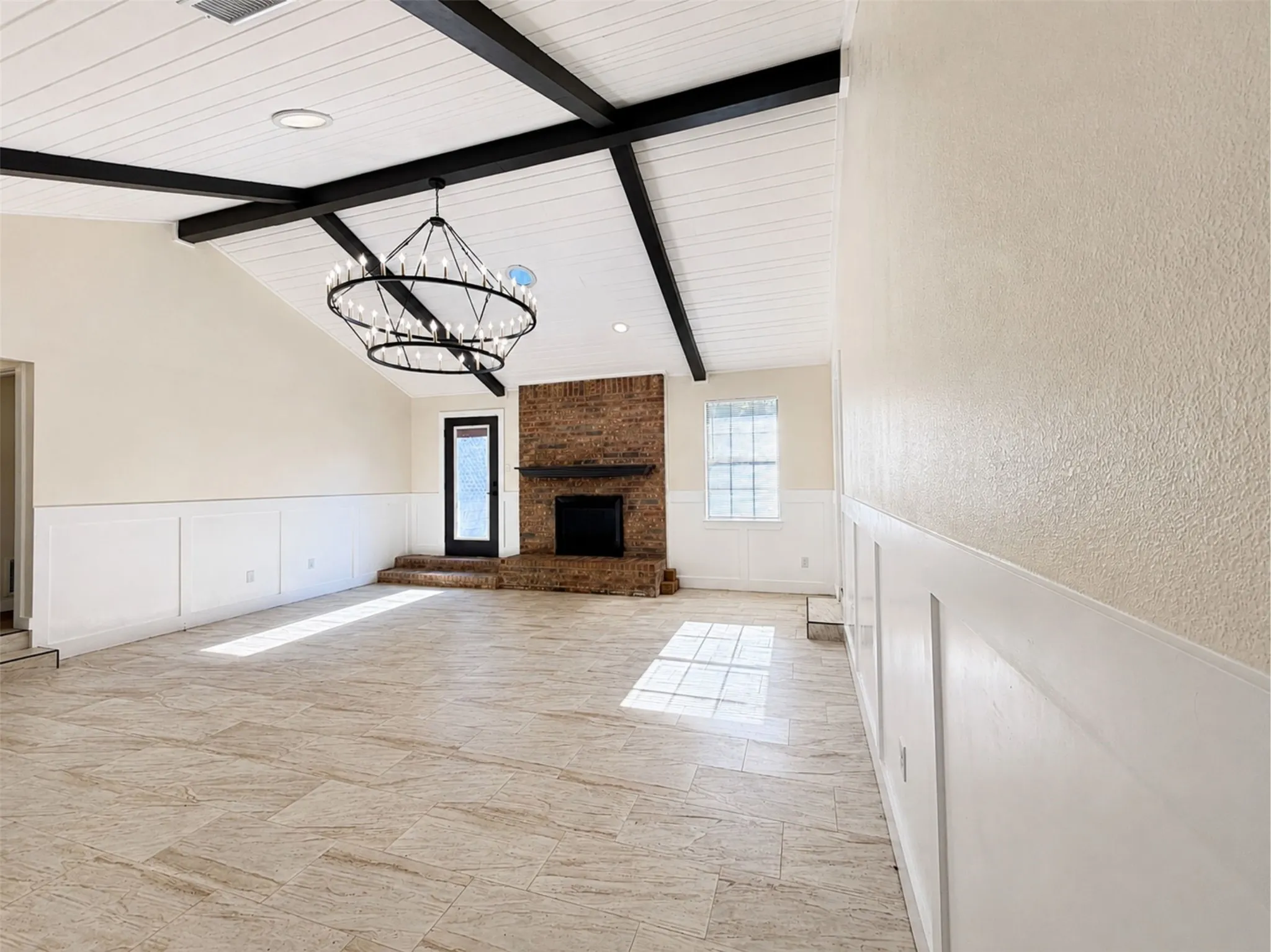 Single Family Residence For Sale in Hopkins County , 204 Briarwood Street, Sulphur Springs, Texas 75482, 4 Bedroom, 2 Bathroom, 2 Garage spaces, 2,439 Sqft, built in 1987, mls#21362456, Real Estate Agent in Sulphur Springs, Homes For Sale in Hopkins county, Homes For Sale in Sulphur Springs, Realtor in Sulphur Springs Texas, Real Estate Brokerage Independent Realty Texas, Luminita Cordes Realtor