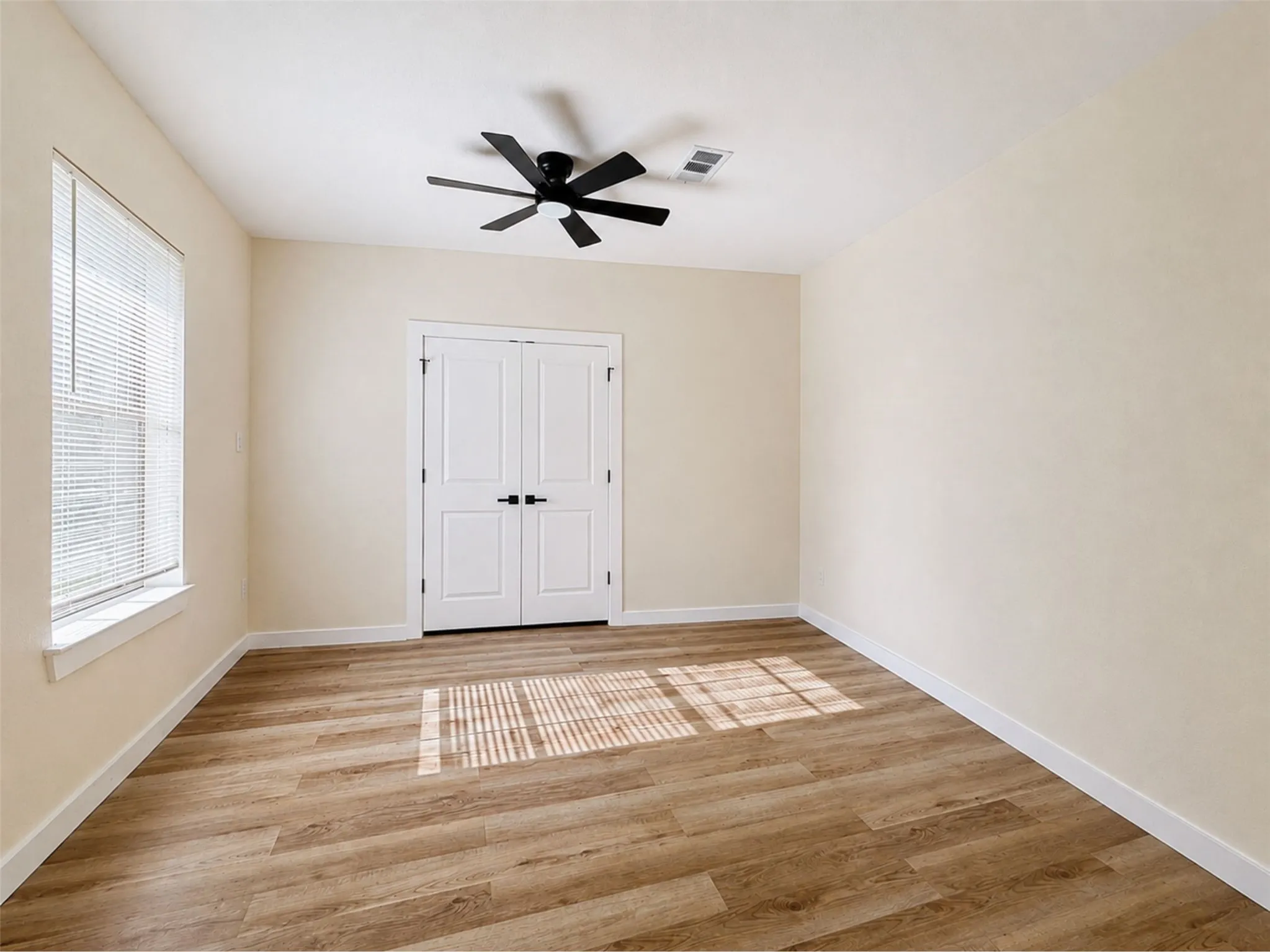 Single Family Residence For Sale in Hopkins County , 204 Briarwood Street, Sulphur Springs, Texas 75482, 4 Bedroom, 2 Bathroom, 2 Garage spaces, 2,439 Sqft, built in 1987, mls#21362456, Real Estate Agent in Sulphur Springs, Homes For Sale in Hopkins county, Homes For Sale in Sulphur Springs, Realtor in Sulphur Springs Texas, Real Estate Brokerage Independent Realty Texas, Luminita Cordes Realtor