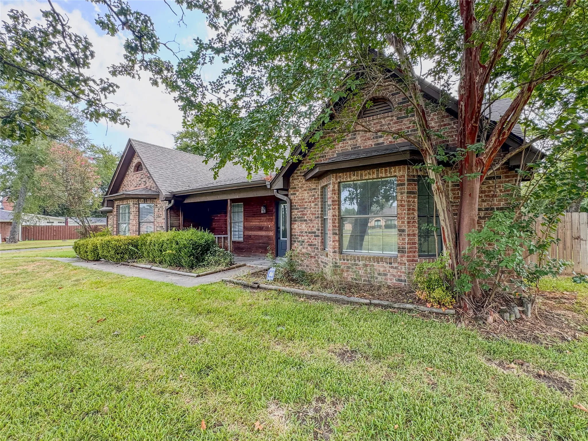 Single Family Residence For Sale in Hopkins County , 204 Briarwood Street, Sulphur Springs, Texas 75482, 4 Bedroom, 2 Bathroom, 2 Garage spaces, 2,439 Sqft, built in 1987, mls#21362456, Real Estate Agent in Sulphur Springs, Homes For Sale in Hopkins county, Homes For Sale in Sulphur Springs, Realtor in Sulphur Springs Texas, Real Estate Brokerage Independent Realty Texas, Luminita Cordes Realtor
