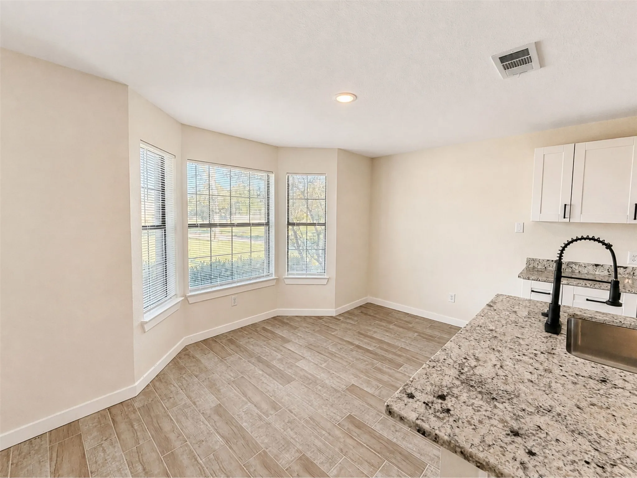 Single Family Residence For Sale in Hopkins County , 204 Briarwood Street, Sulphur Springs, Texas 75482, 4 Bedroom, 2 Bathroom, 2 Garage spaces, 2,439 Sqft, built in 1987, mls#21362456, Real Estate Agent in Sulphur Springs, Homes For Sale in Hopkins county, Homes For Sale in Sulphur Springs, Realtor in Sulphur Springs Texas, Real Estate Brokerage Independent Realty Texas, Luminita Cordes Realtor