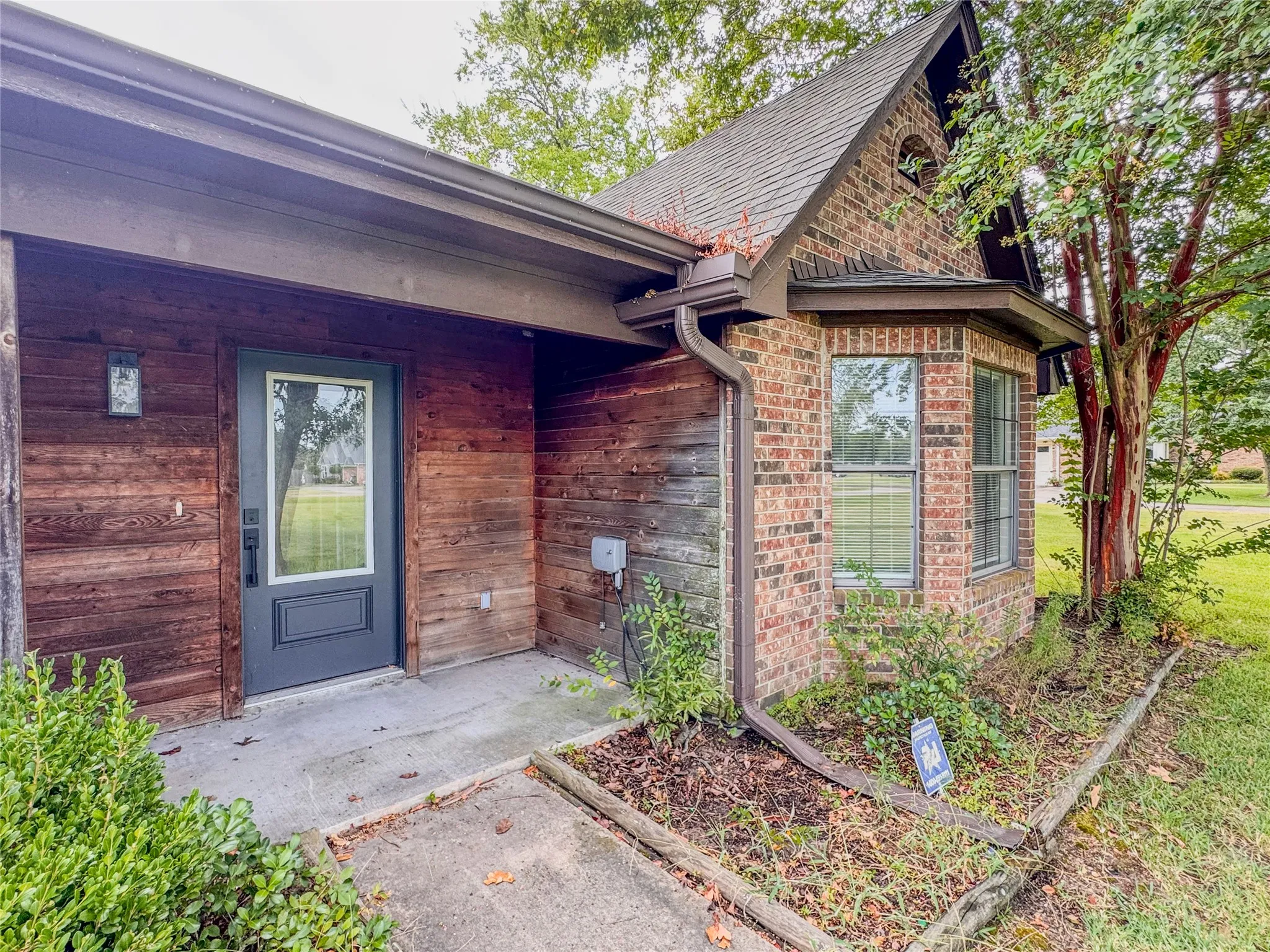 Single Family Residence For Sale in Hopkins County , 204 Briarwood Street, Sulphur Springs, Texas 75482, 4 Bedroom, 2 Bathroom, 2 Garage spaces, 2,439 Sqft, built in 1987, mls#21362456, Real Estate Agent in Sulphur Springs, Homes For Sale in Hopkins county, Homes For Sale in Sulphur Springs, Realtor in Sulphur Springs Texas, Real Estate Brokerage Independent Realty Texas, Luminita Cordes Realtor