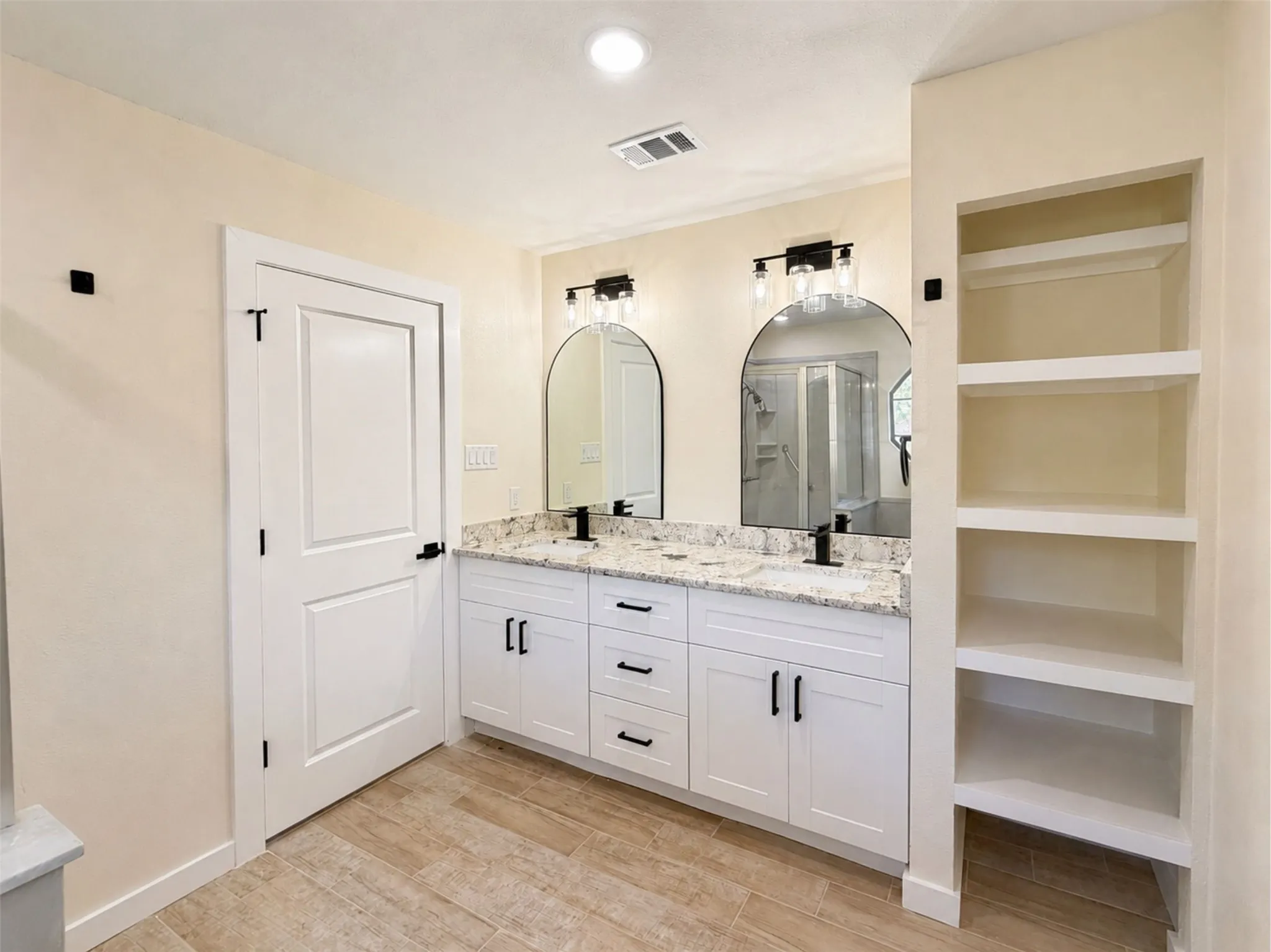 Single Family Residence For Sale in Hopkins County , 204 Briarwood Street, Sulphur Springs, Texas 75482, 4 Bedroom, 2 Bathroom, 2 Garage spaces, 2,439 Sqft, built in 1987, mls#21362456, Real Estate Agent in Sulphur Springs, Homes For Sale in Hopkins county, Homes For Sale in Sulphur Springs, Realtor in Sulphur Springs Texas, Real Estate Brokerage Independent Realty Texas, Luminita Cordes Realtor