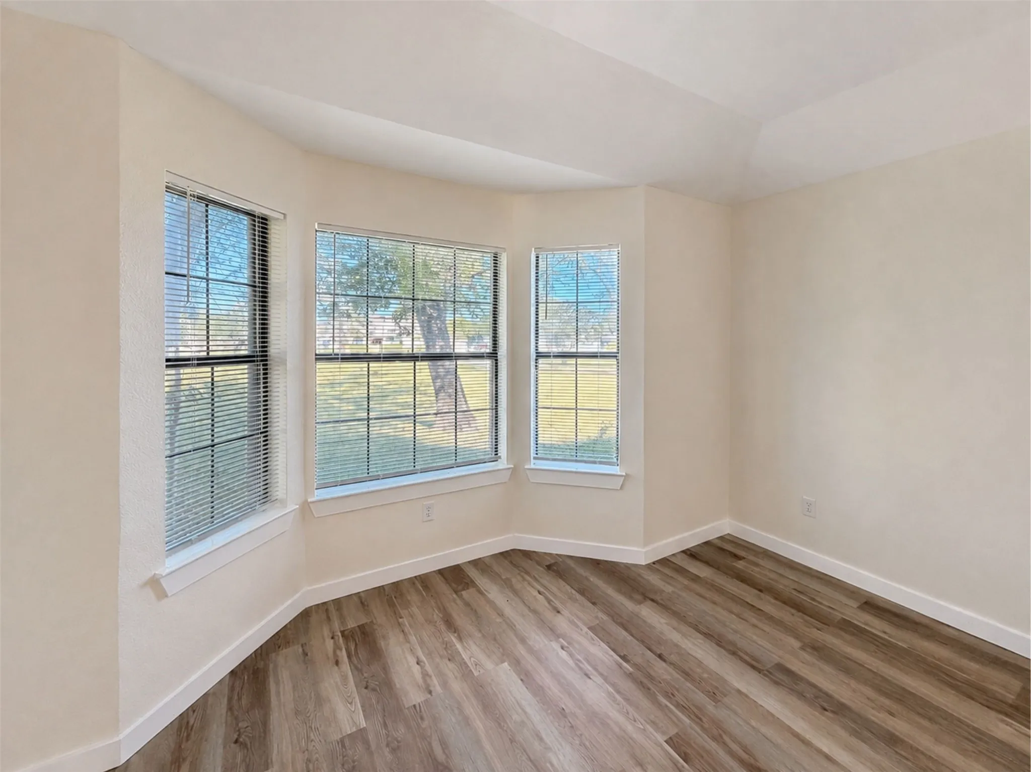 Single Family Residence For Sale in Hopkins County , 204 Briarwood Street, Sulphur Springs, Texas 75482, 4 Bedroom, 2 Bathroom, 2 Garage spaces, 2,439 Sqft, built in 1987, mls#21362456, Real Estate Agent in Sulphur Springs, Homes For Sale in Hopkins county, Homes For Sale in Sulphur Springs, Realtor in Sulphur Springs Texas, Real Estate Brokerage Independent Realty Texas, Luminita Cordes Realtor
