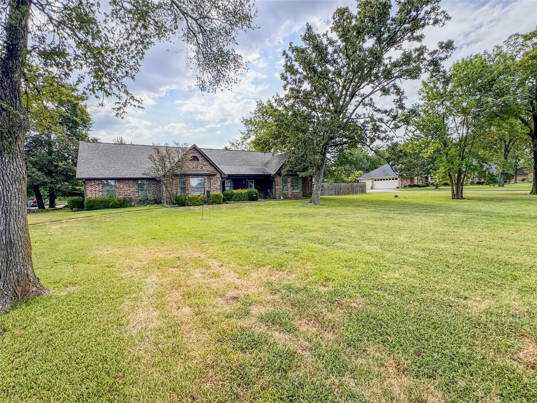 Single Family Residence For Sale in Hopkins County , 204 Briarwood Street, Sulphur Springs, Texas 75482, 4 Bedroom, 2 Bathroom, 2 Garage spaces, 2,439 Sqft, built in 1987, mls#21362456, Real Estate Agent in Sulphur Springs, Homes For Sale in Hopkins county, Homes For Sale in Sulphur Springs, Realtor in Sulphur Springs Texas, Real Estate Brokerage Independent Realty Texas, Luminita Cordes Realtor