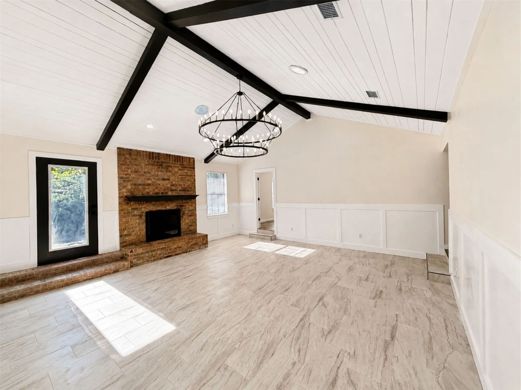 Single Family Residence For Sale in Hopkins County , 204 Briarwood Street, Sulphur Springs, Texas 75482, 4 Bedroom, 2 Bathroom, 2 Garage spaces, 2,439 Sqft, built in 1987, mls#21362456, Real Estate Agent in Sulphur Springs, Homes For Sale in Hopkins county, Homes For Sale in Sulphur Springs, Realtor in Sulphur Springs Texas, Real Estate Brokerage Independent Realty Texas, Luminita Cordes Realtor