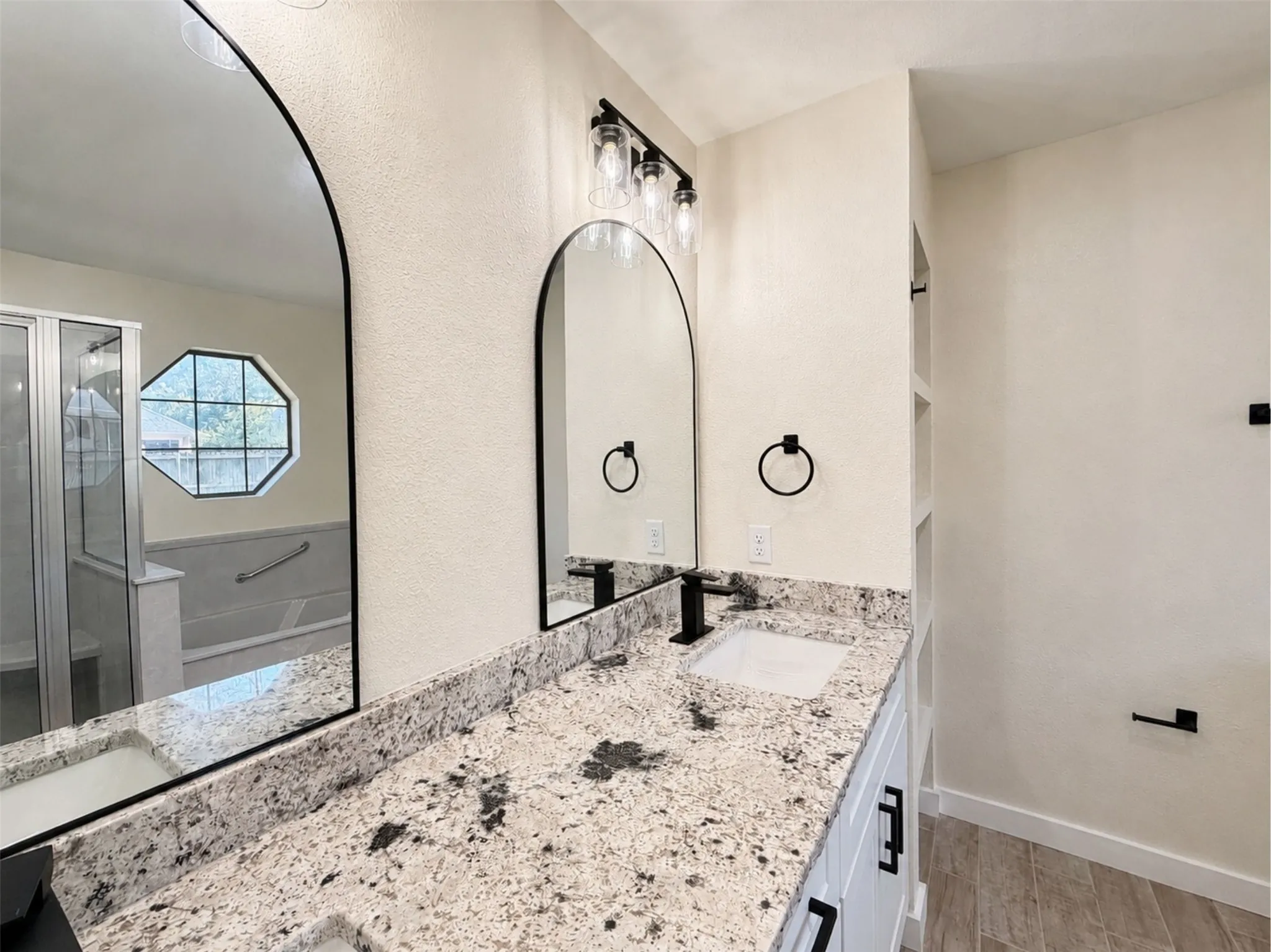 Single Family Residence For Sale in Hopkins County , 204 Briarwood Street, Sulphur Springs, Texas 75482, 4 Bedroom, 2 Bathroom, 2 Garage spaces, 2,439 Sqft, built in 1987, mls#21362456, Real Estate Agent in Sulphur Springs, Homes For Sale in Hopkins county, Homes For Sale in Sulphur Springs, Realtor in Sulphur Springs Texas, Real Estate Brokerage Independent Realty Texas, Luminita Cordes Realtor
