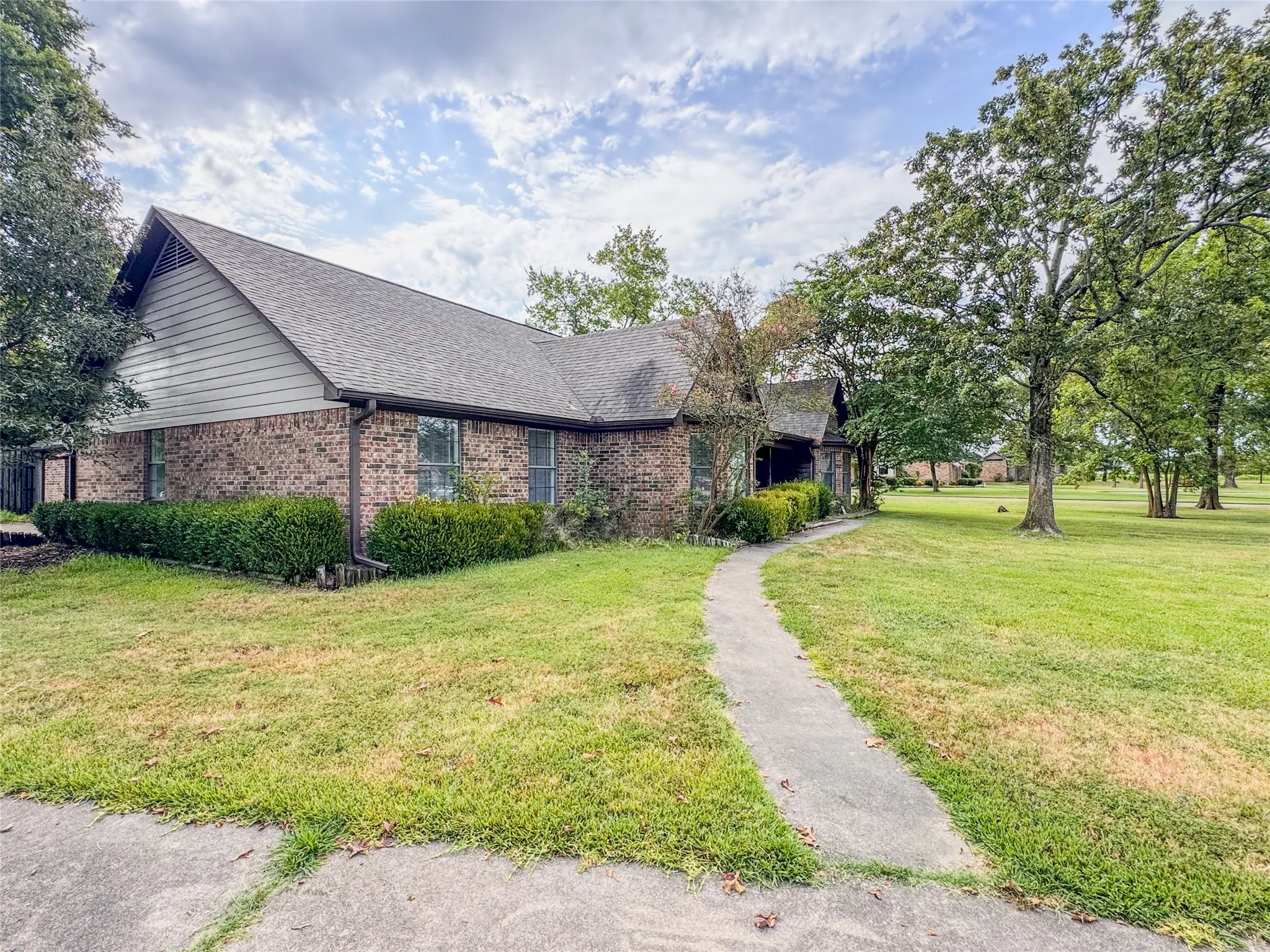 Single Family Residence For Sale in Hopkins County , 204 Briarwood Street, Sulphur Springs, Texas 75482, 4 Bedroom, 2 Bathroom, 2 Garage spaces, 2,439 Sqft, built in 1987, mls#21362456, Real Estate Agent in Sulphur Springs, Homes For Sale in Hopkins county, Homes For Sale in Sulphur Springs, Realtor in Sulphur Springs Texas, Real Estate Brokerage Independent Realty Texas, Luminita Cordes Realtor