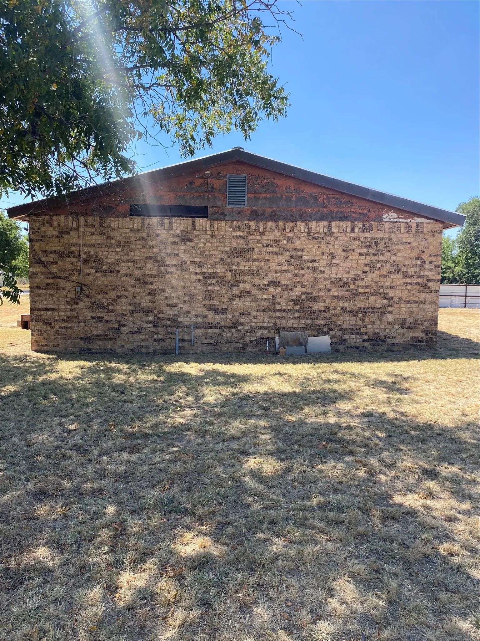 Single Family Residence For Sale in Coleman County , 1415 Mountain Street, Coleman, Texas 76834, 3 Bedroom, 2 Bathroom, Garage spaces, 1,260 Sqft, built in 1960, mls#21366039, Real Estate Agent in Coleman, Homes For Sale in Coleman county, Homes For Sale in Coleman, Realtor in Coleman Texas, Real Estate Brokerage Independent Realty Texas, Luminita Cordes Realtor