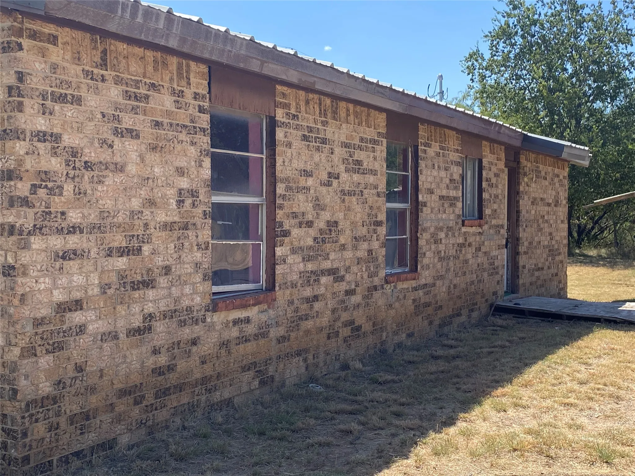 Single Family Residence For Sale in Coleman County , 1415 Mountain Street, Coleman, Texas 76834, 3 Bedroom, 2 Bathroom, Garage spaces, 1,260 Sqft, built in 1960, mls#21366039, Real Estate Agent in Coleman, Homes For Sale in Coleman county, Homes For Sale in Coleman, Realtor in Coleman Texas, Real Estate Brokerage Independent Realty Texas, Luminita Cordes Realtor